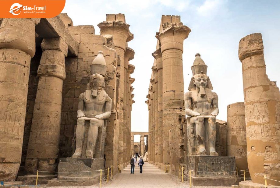 Thành phố Luxor: Luxor từng là thủ đô của Ai Cập cổ đại và là nơi có một số di tích cổ đại ấn tượng nhất của đất nước, bao gồm Karnak Temple, Luxor Temple và Valley of the Queens.