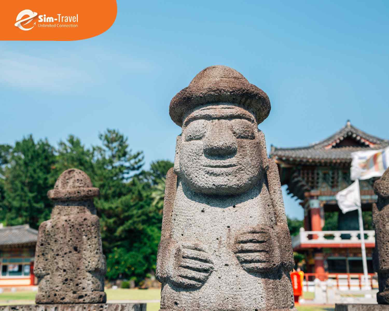 Jeju m&ugrave;a h&egrave; hấp dẫn với biển xanh v&agrave; những cung đường ven biển đẹp.