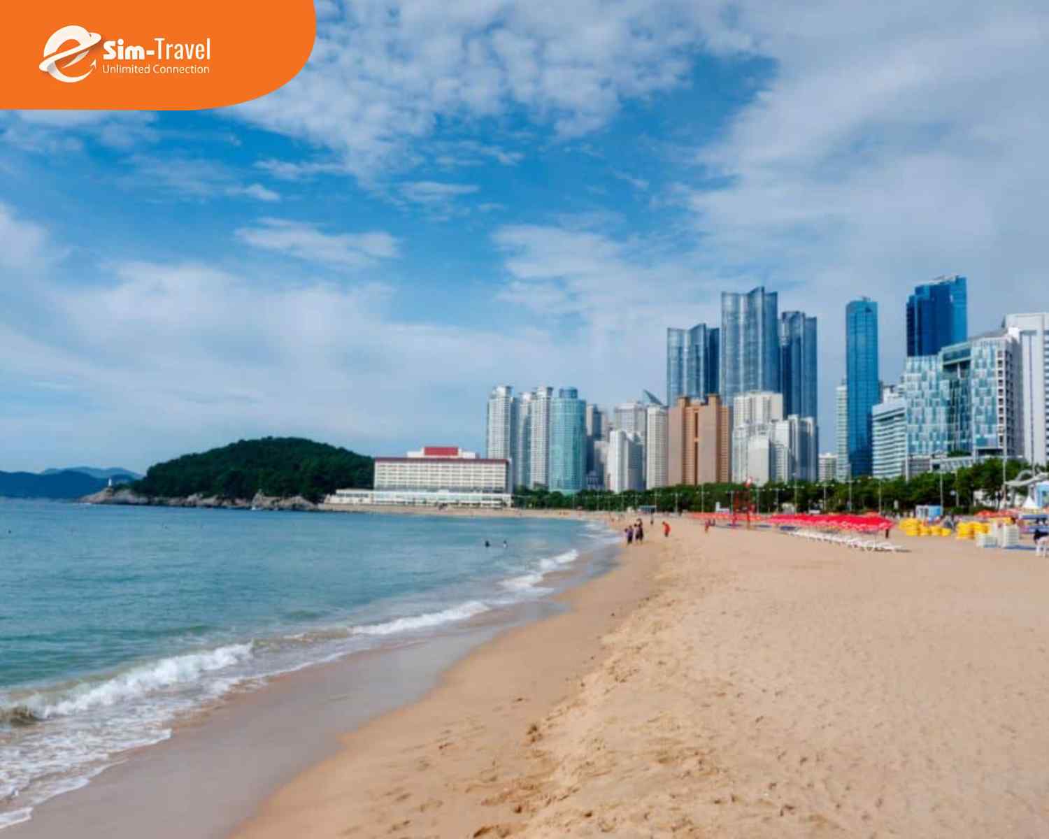 B&atilde;i biển Busan sở hữu l&agrave;n nước trong xanh v&agrave; khung cảnh m&ugrave;a h&egrave; đầy sức sống.&nbsp;
