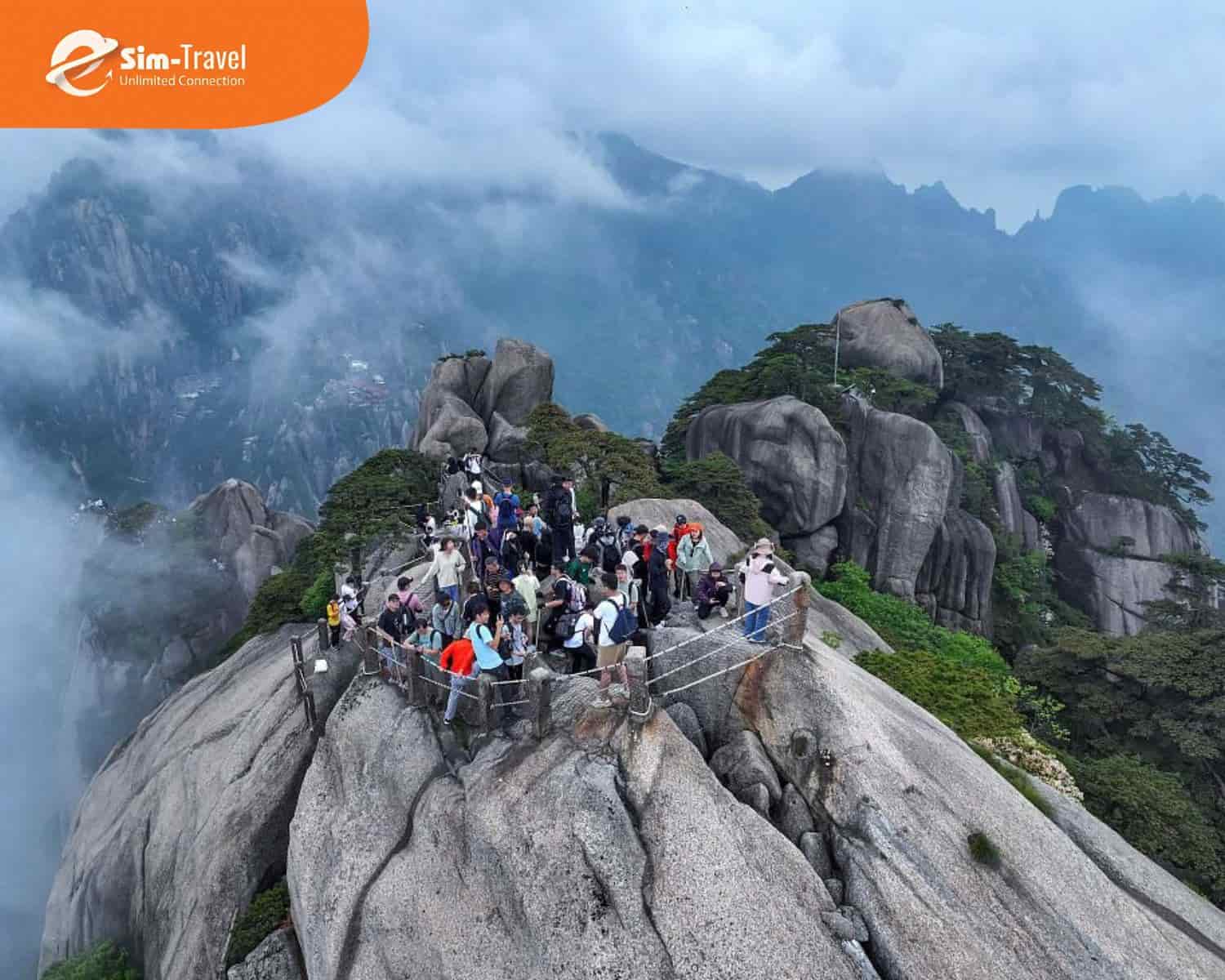 Núi Hoàng Sơn nổi bật với cảnh sắc mây trắng và rừng thông cổ thụ