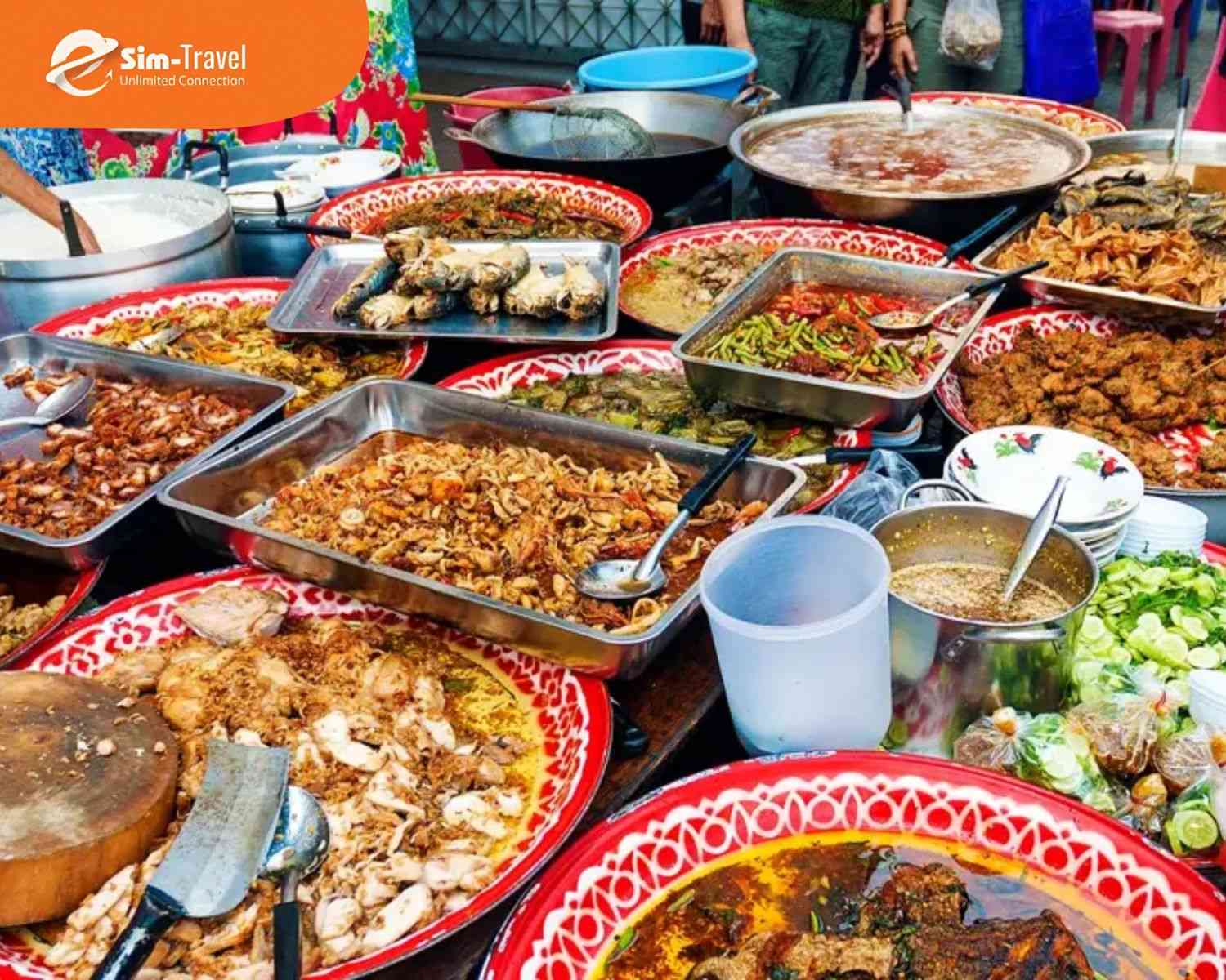 C&aacute;c qu&aacute;n ăn bản địa tại Th&aacute;i Lan thường phục vụ m&oacute;n ăn đường phố đậm chất truyền thống