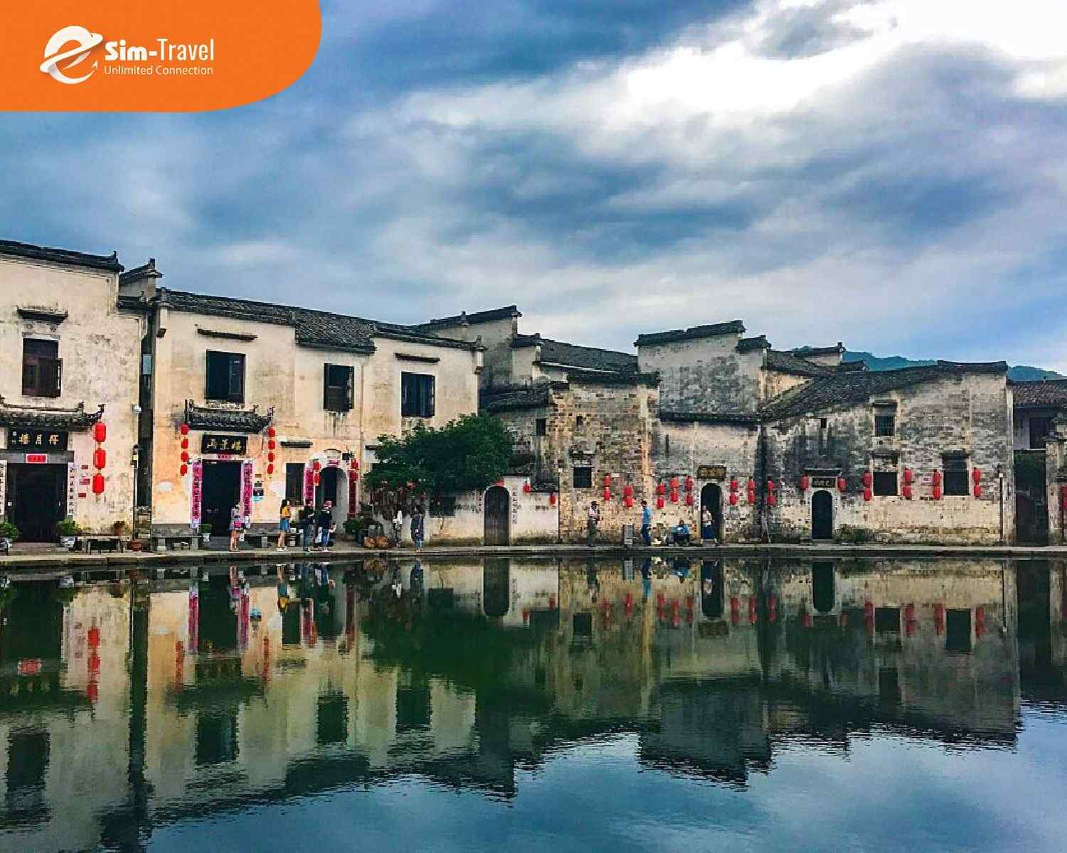Hồng Th&ocirc;n l&agrave; ng&ocirc;i l&agrave;ng cổ với kiến tr&uacute;c truyền thống v&agrave; vẻ đẹp y&ecirc;n b&igrave;nh như tranh thủy mặc