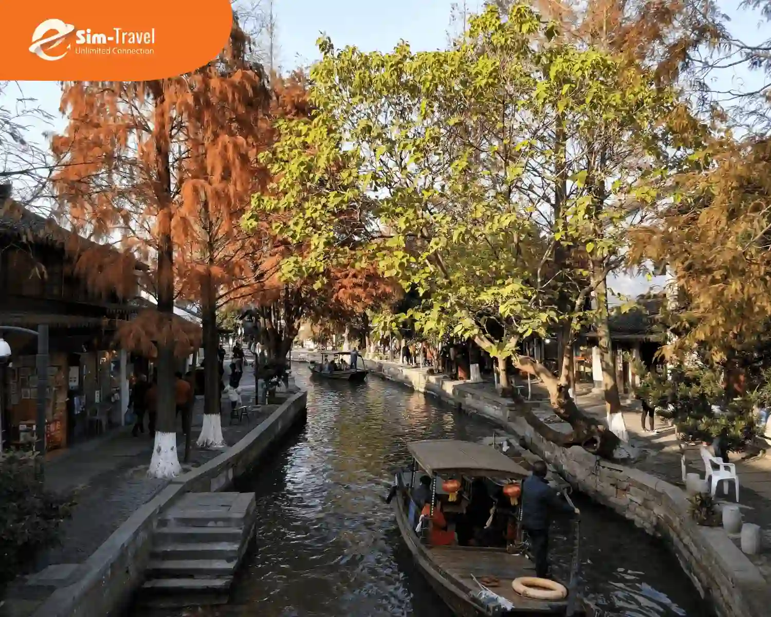 Tới cổ trấn khám phá cảnh sắc thanh bình với non nước, cầu đá cổ hay kiến trúc gỗ