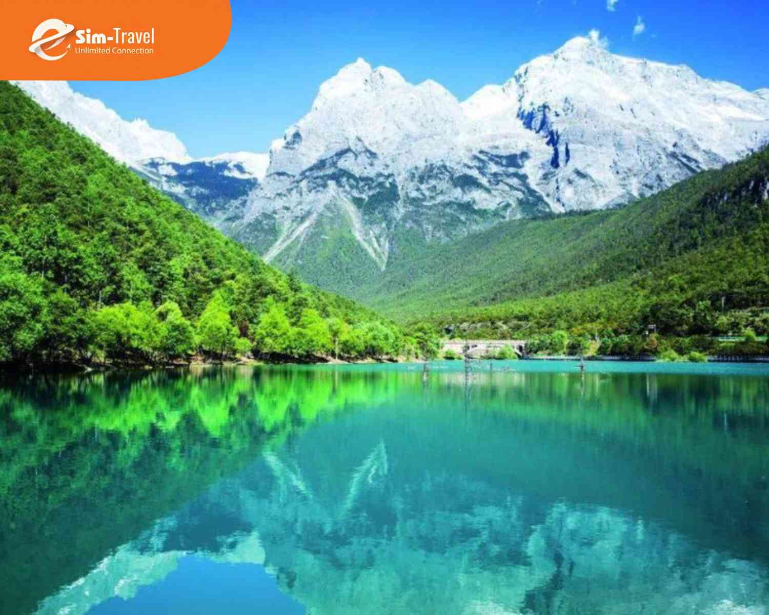 Lam Nguyệt Cốc nổi tiếng với làn nước xanh ngọc và khung cảnh đẹp như tranh vẽ