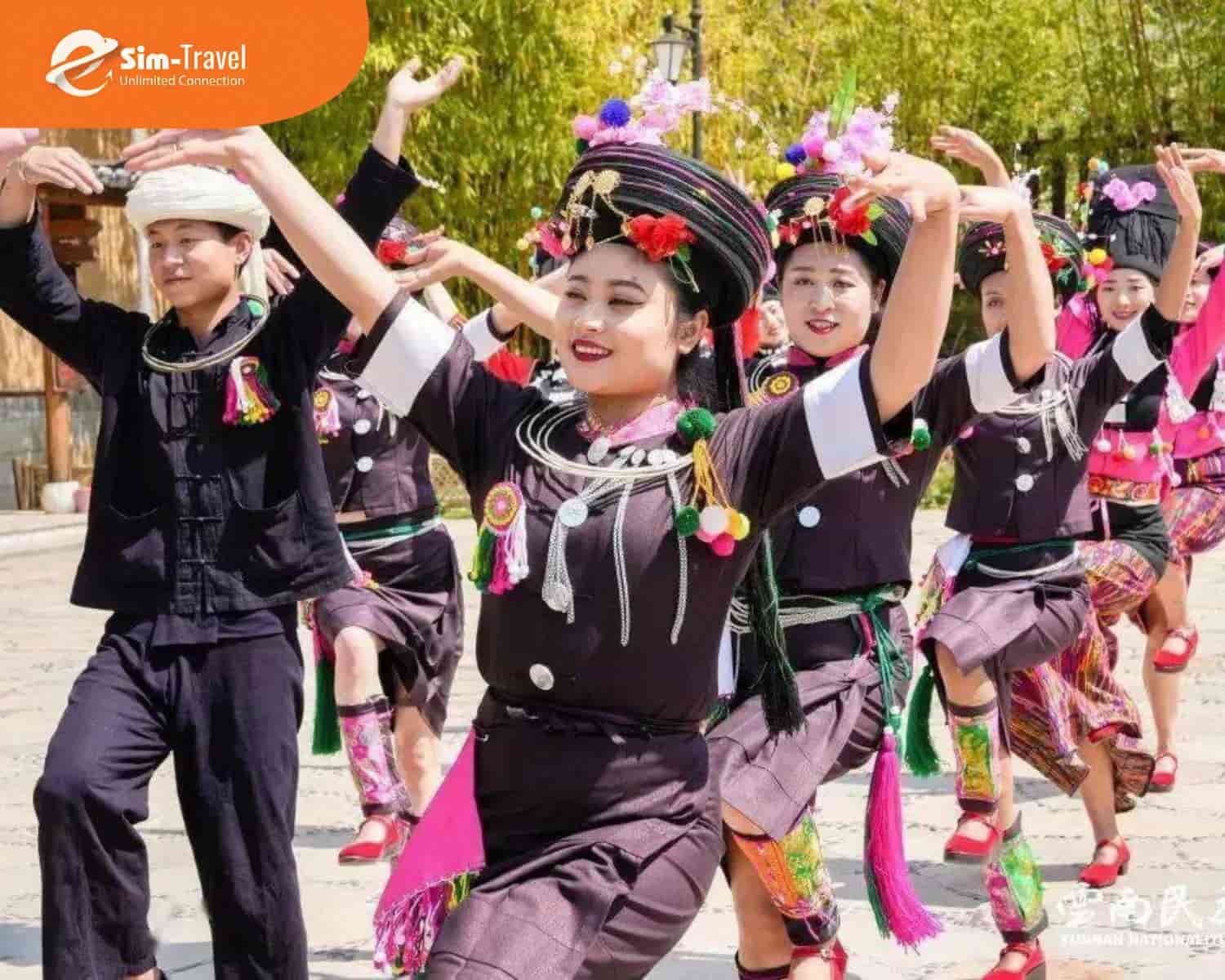 Hoà chung không khí lễ hội truyền thống ở Côn Minh