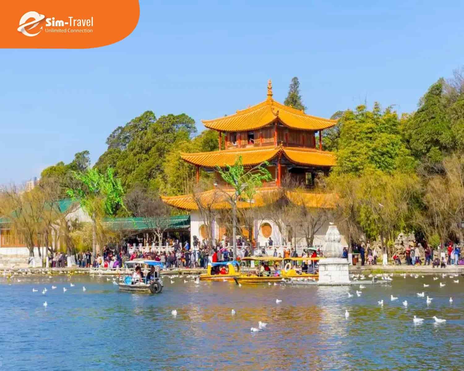 Thư giãn thoải mái vớ hoạt động tản bộ ven hồ trong lành