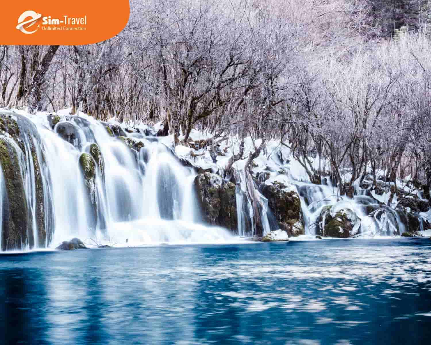 Mùa đông ở Cửu Trại Câu với tiết trời lạnh giá tuyết phủ trắng tạo khung cảnh kỳ ảo