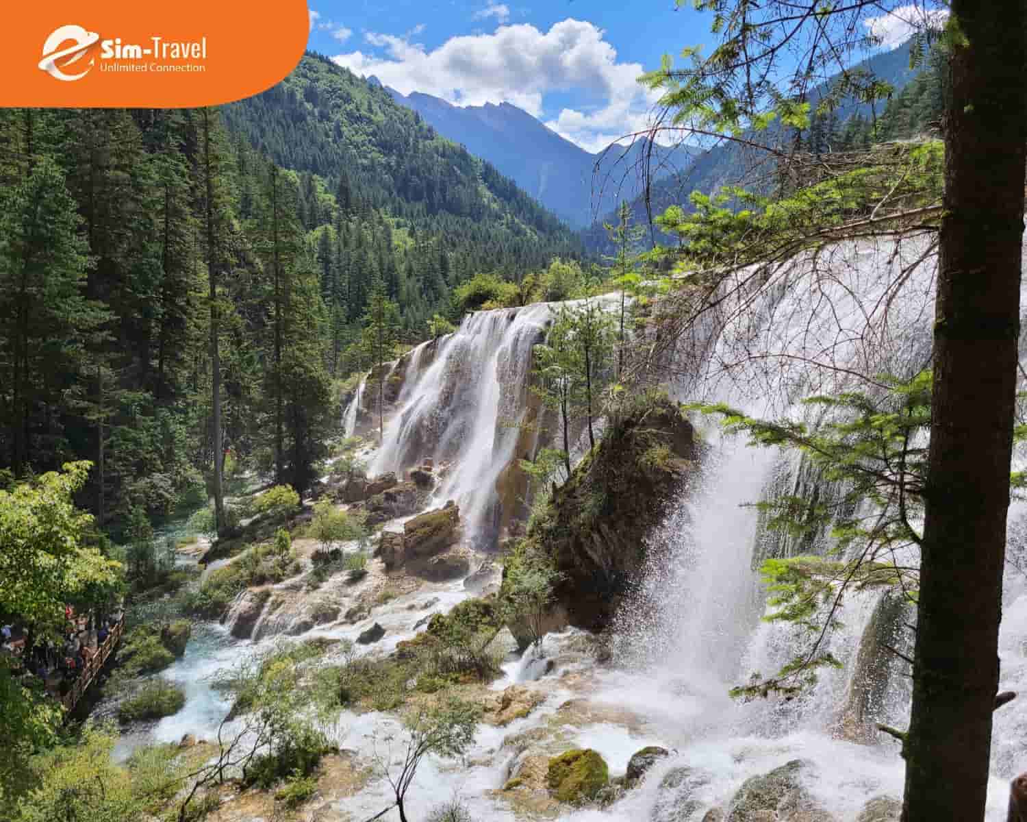 Thác nước hùng vĩ ở Cửu Trại Câu