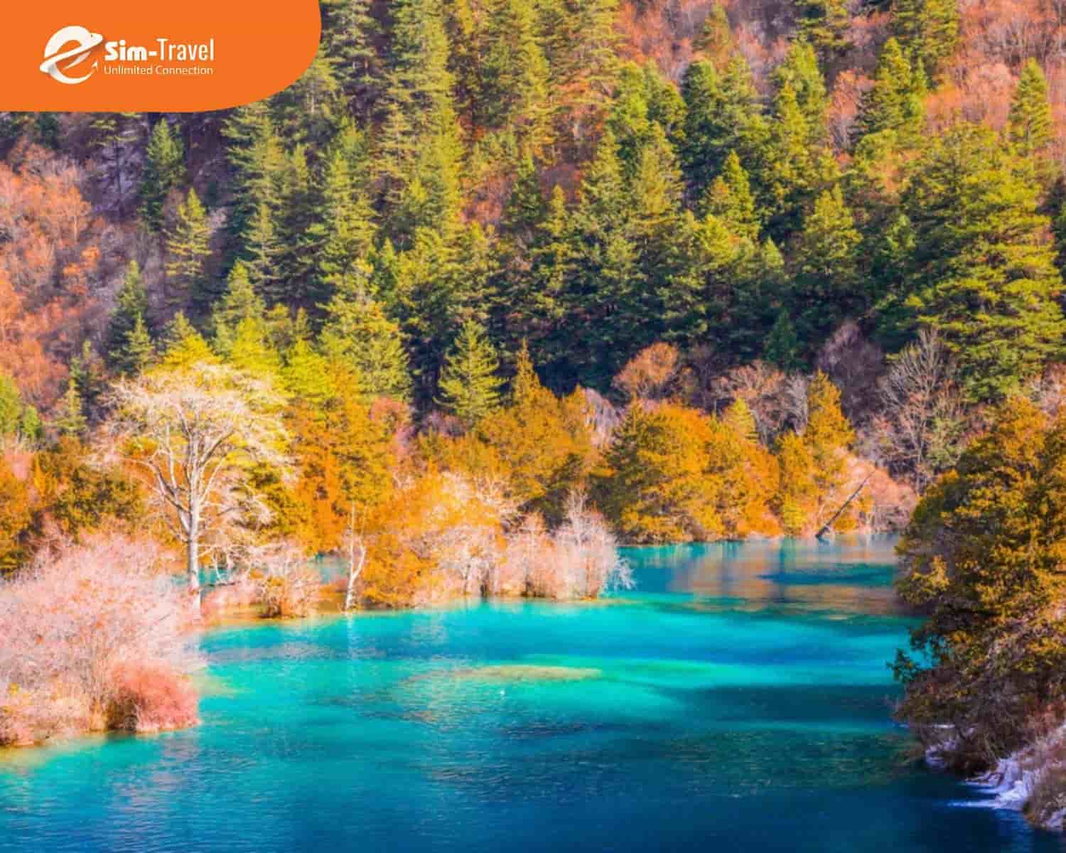 Hồ Gương Cửu Trại Câu gắn với hình ảnh mặt nước soi bóng núi non