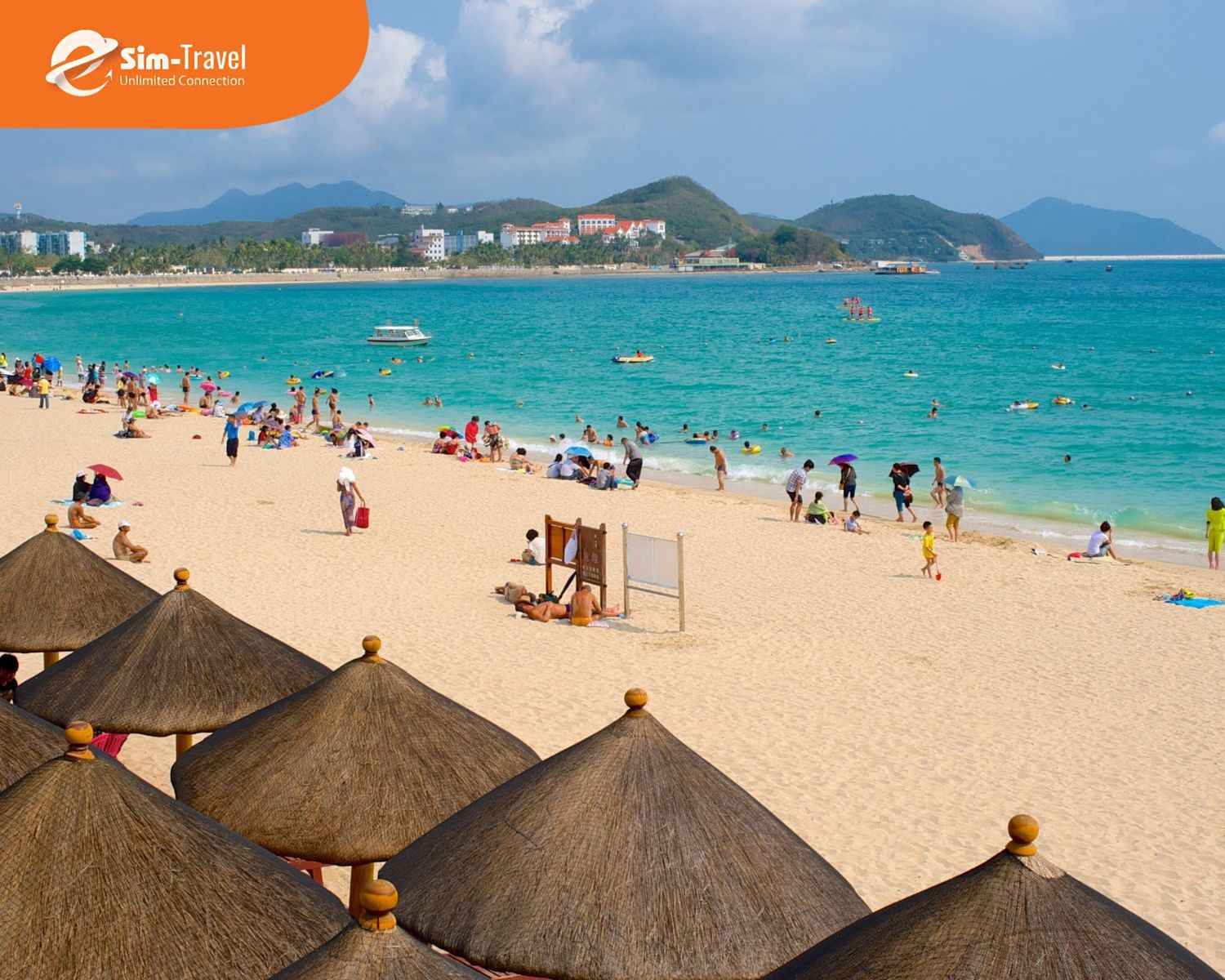 B&atilde;i biển Đại Đ&ocirc;ng Hải thu h&uacute;t du kh&aacute;ch với l&agrave;n nước trong xanh v&agrave; kh&ocirc;ng kh&iacute; s&ocirc;i động