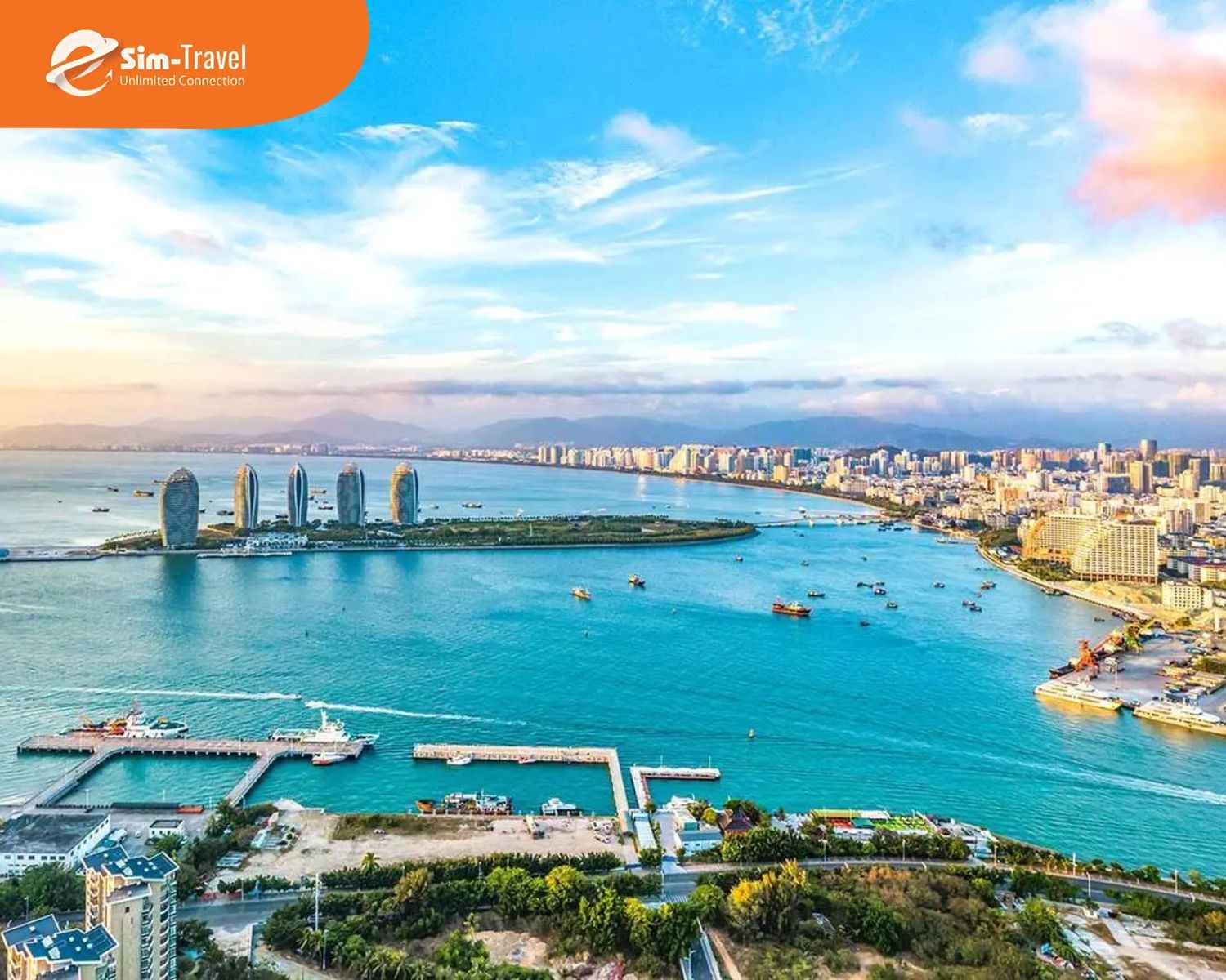 Vịnh &Aacute; Long nổi bật với l&agrave;n nước trong xanh v&agrave; b&atilde;i c&aacute;t trắng đẹp như tranh