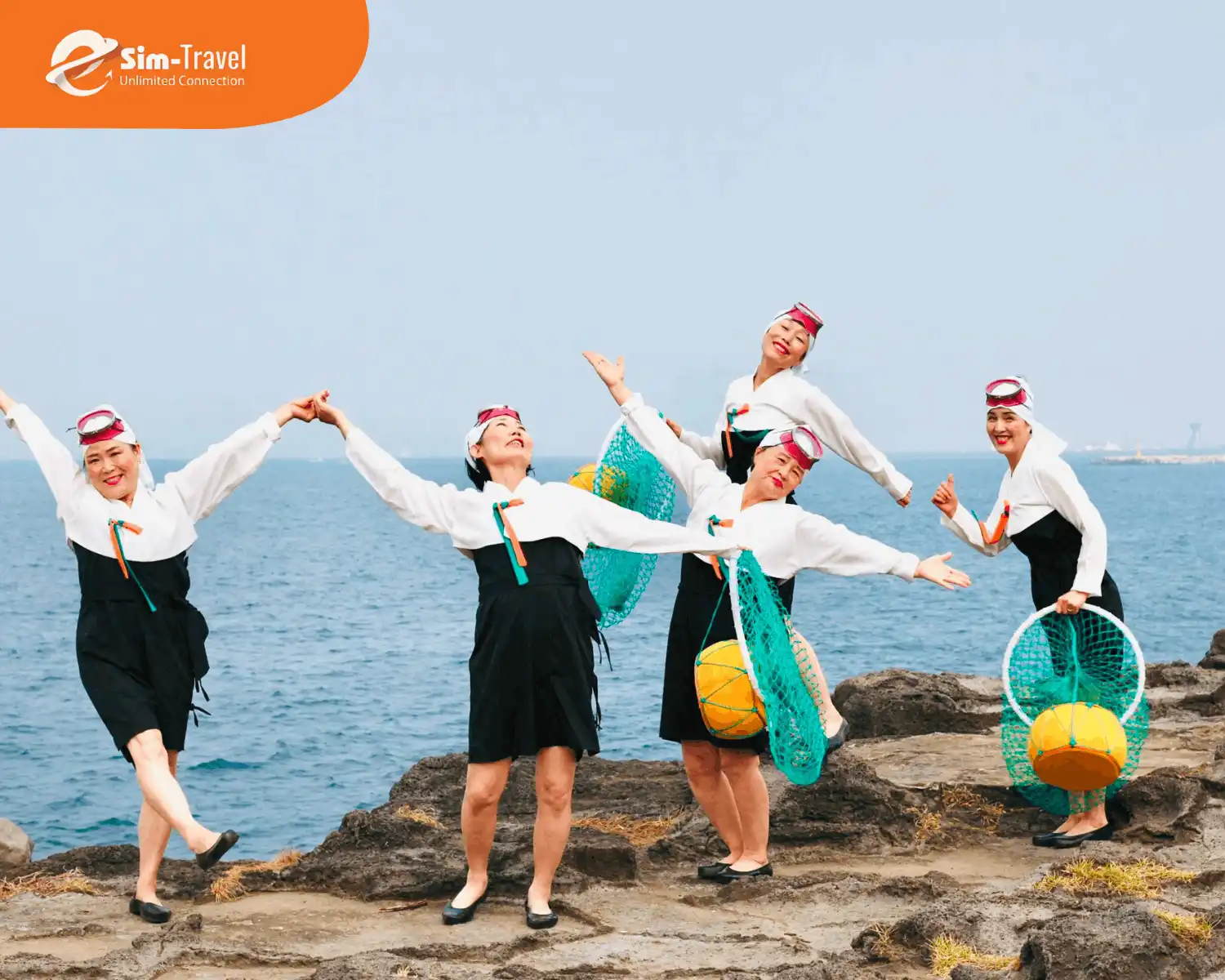 Du khách có thể thuê trang phục nữ thợ lặn truyền thống và checkin ở đây