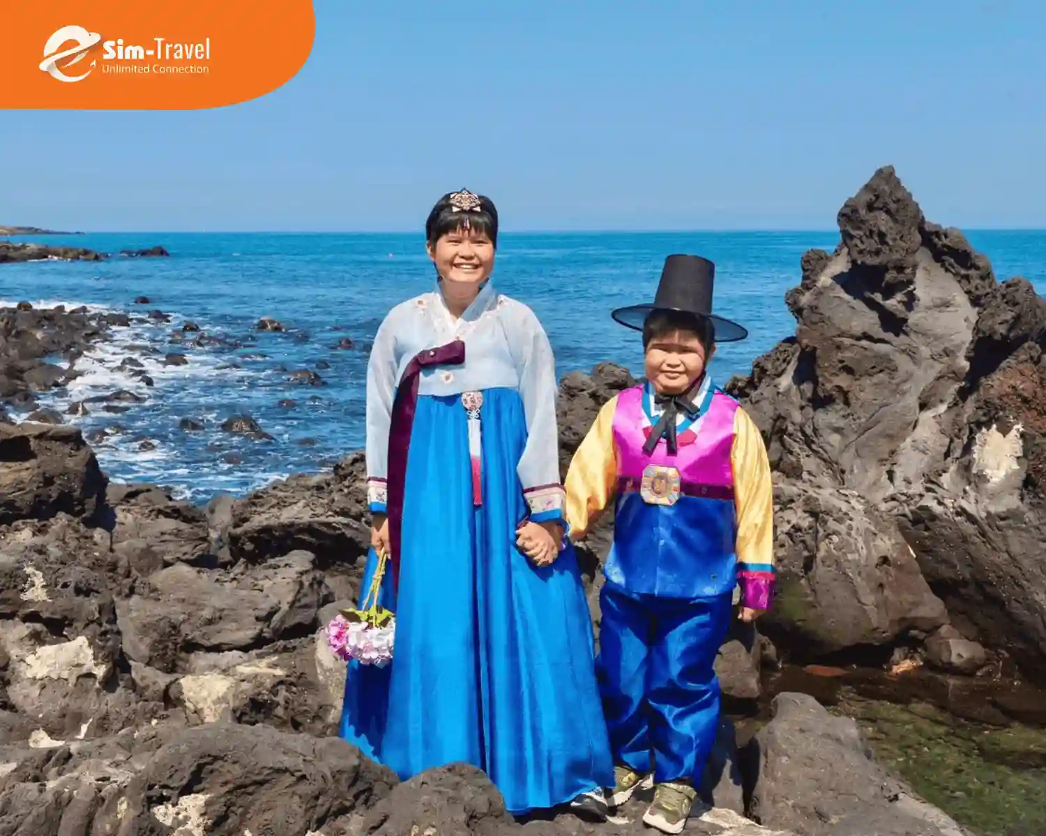 Du khách checkin bên mỏm đá Yongduam