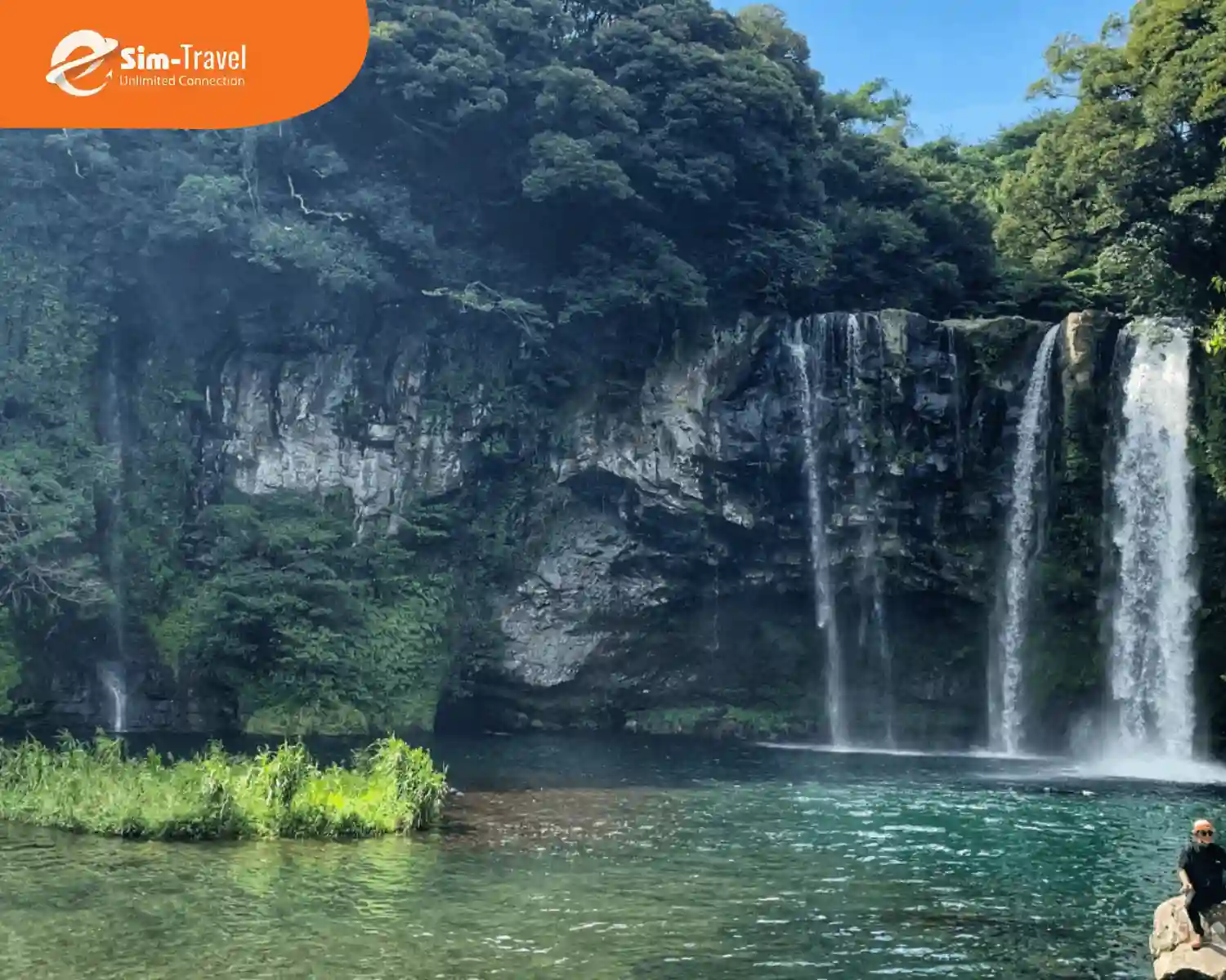 Thác Cheonjeyeon kỳ vỹ là điểm dừng chân thư giãn lý tưởng của du khách