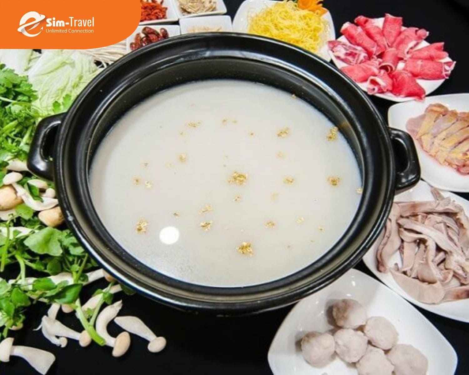 Lẩu sữa Đ&ocirc;ng Hưng g&acirc;y ấn tượng với vị b&eacute;o nhẹ v&agrave; hương thuốc bắc đặc trưng