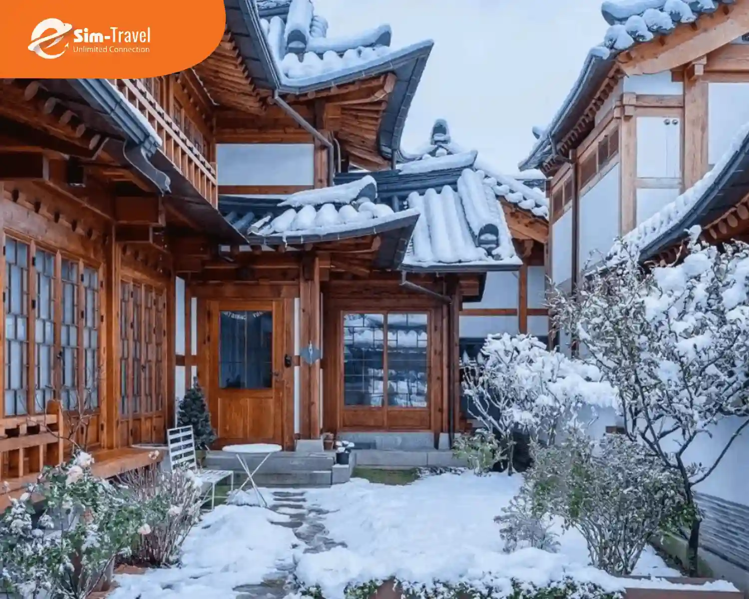 Làng cổ Bukchon Hanok - tuyết phủ mái nhà Hanok
