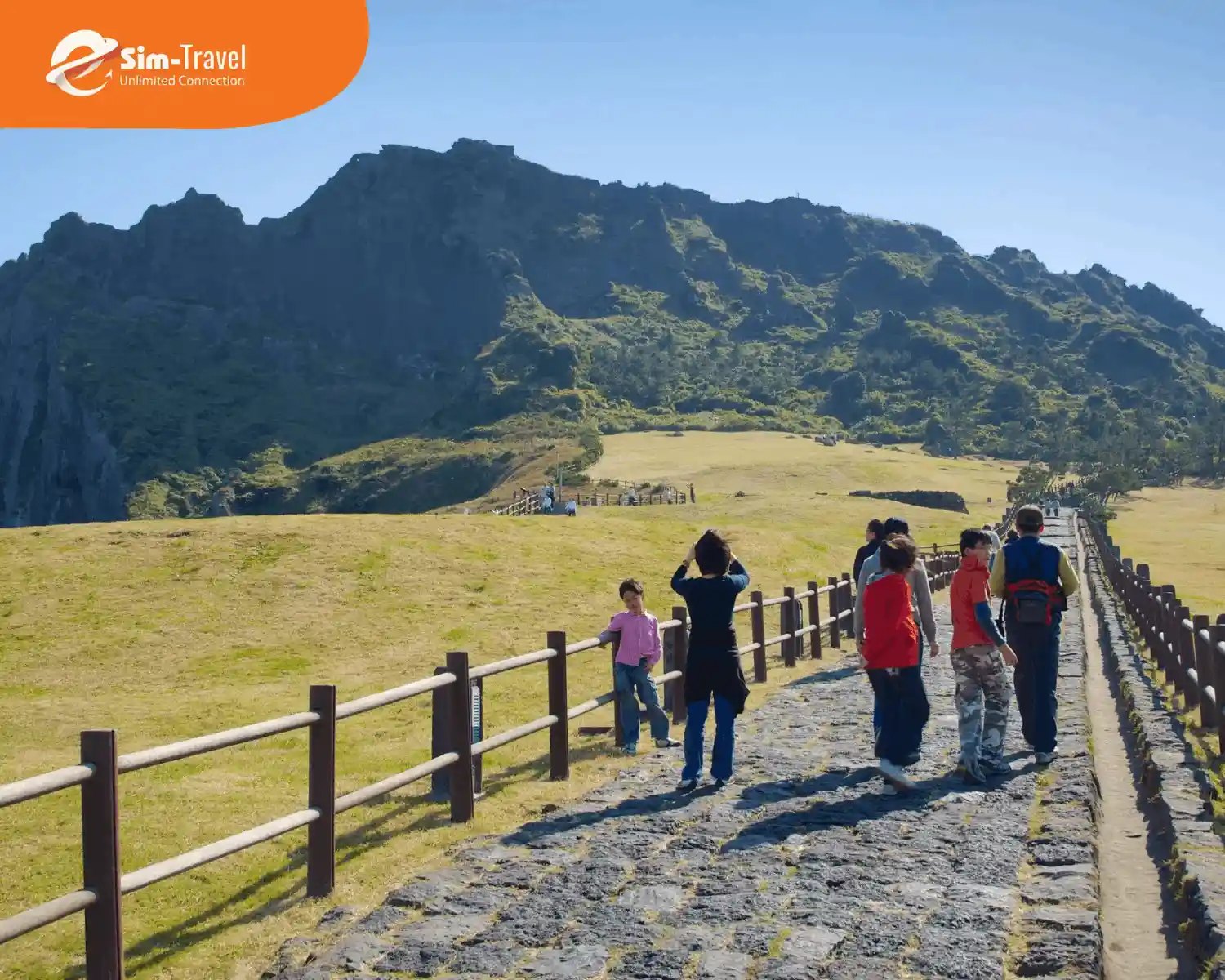 Khí hậu mùa thu dịu êm mát mẻ thích hợp cho các hoạt động trekking