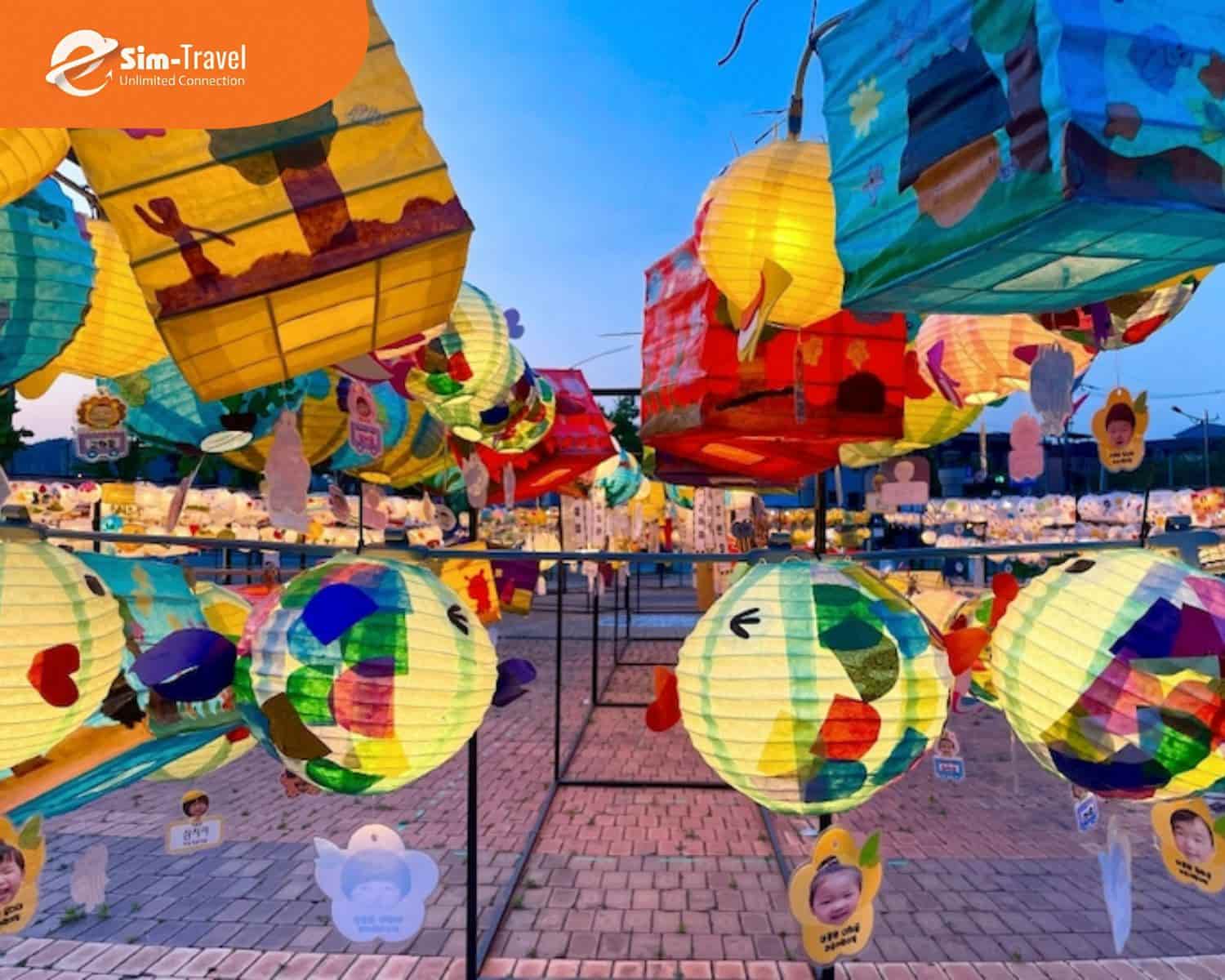 H&ograve;a m&igrave;nh v&agrave;o kh&ocirc;ng kh&iacute; Chuseok đậm đ&agrave; bản sắc truyền thống
