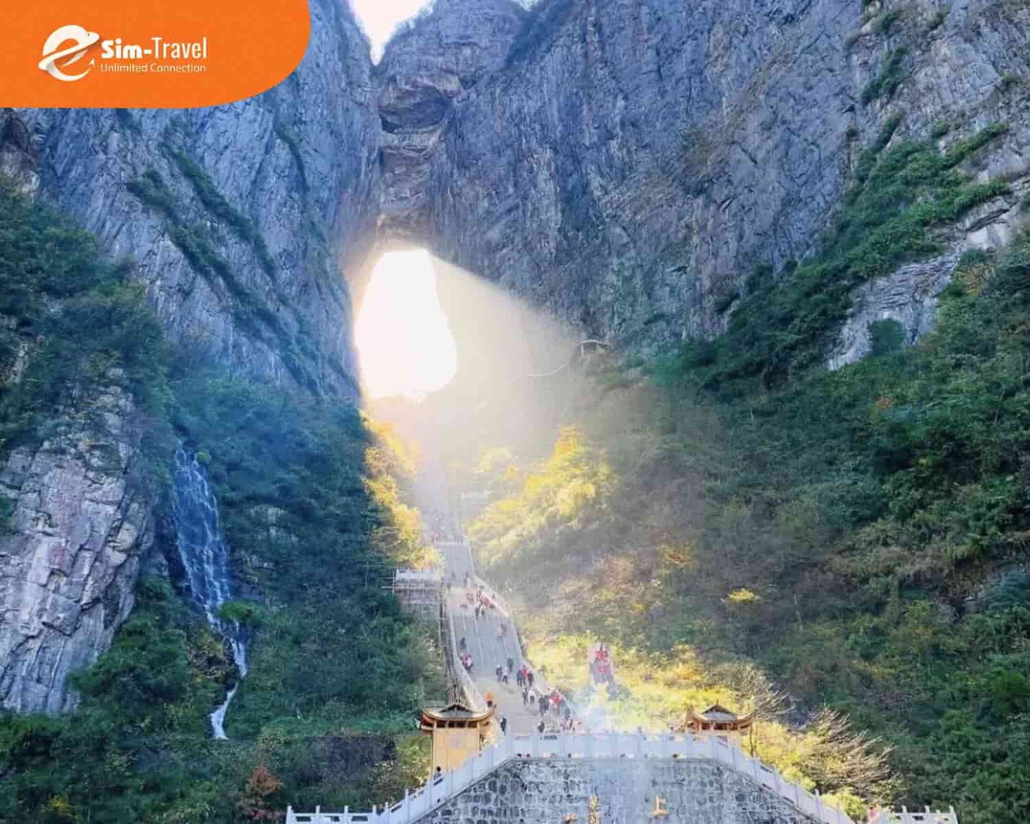 Cổng trời Thiên Môn Sơn kỳ ảo là điểm thu hút đông đảo khách du lịch tham quan