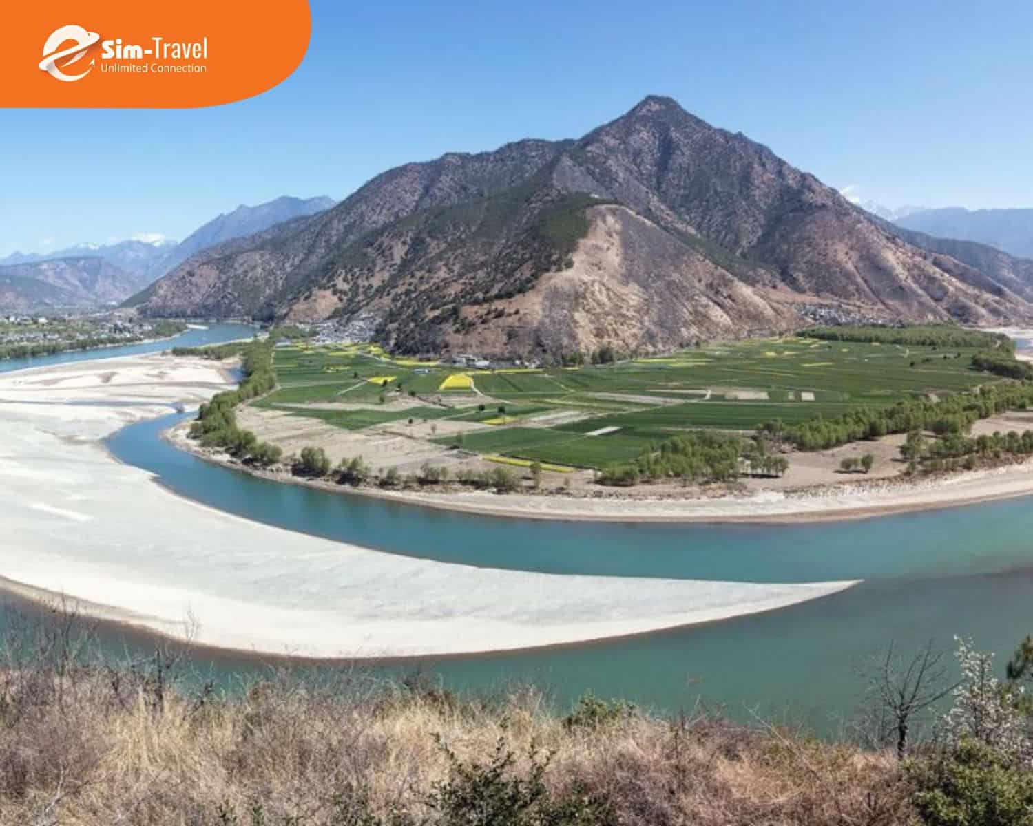 Phong cảnh hồ nước trong xanh thích hợp cho hoạt động tản bộ tham quan nhẹ nhàng, thư giãn