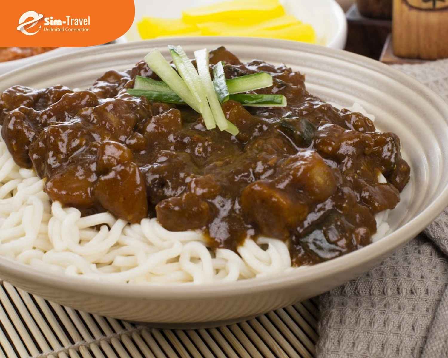 Zhajiangmian đậm đ&agrave; hương vị đường phố Lạc Dương