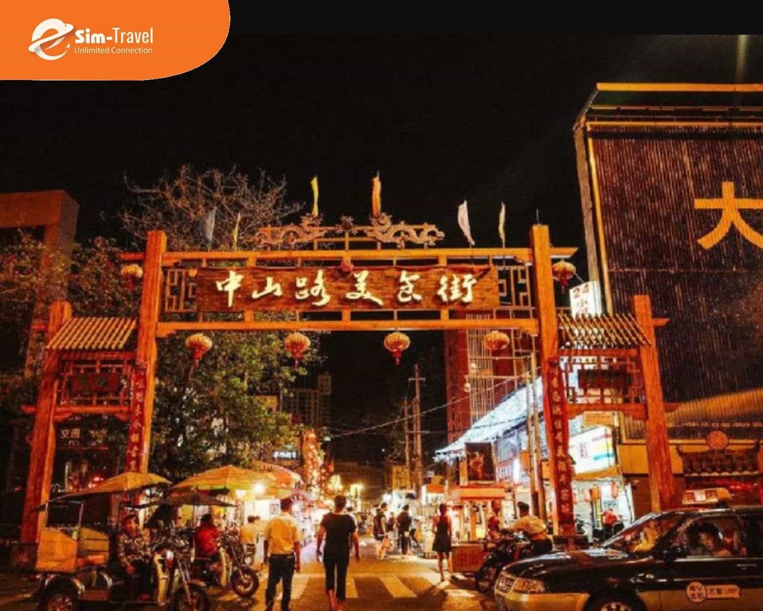 Phố ẩm thực Trung Sơn nhộn nhịp về đ&ecirc;m với h&agrave;ng trăm m&oacute;n ăn ngon, hấp dẫn.