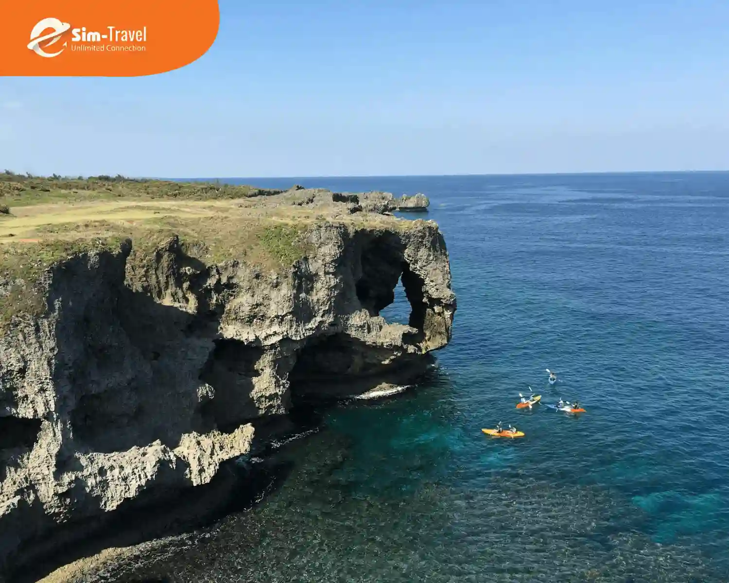 Vách đá ven biển ở Okinawa