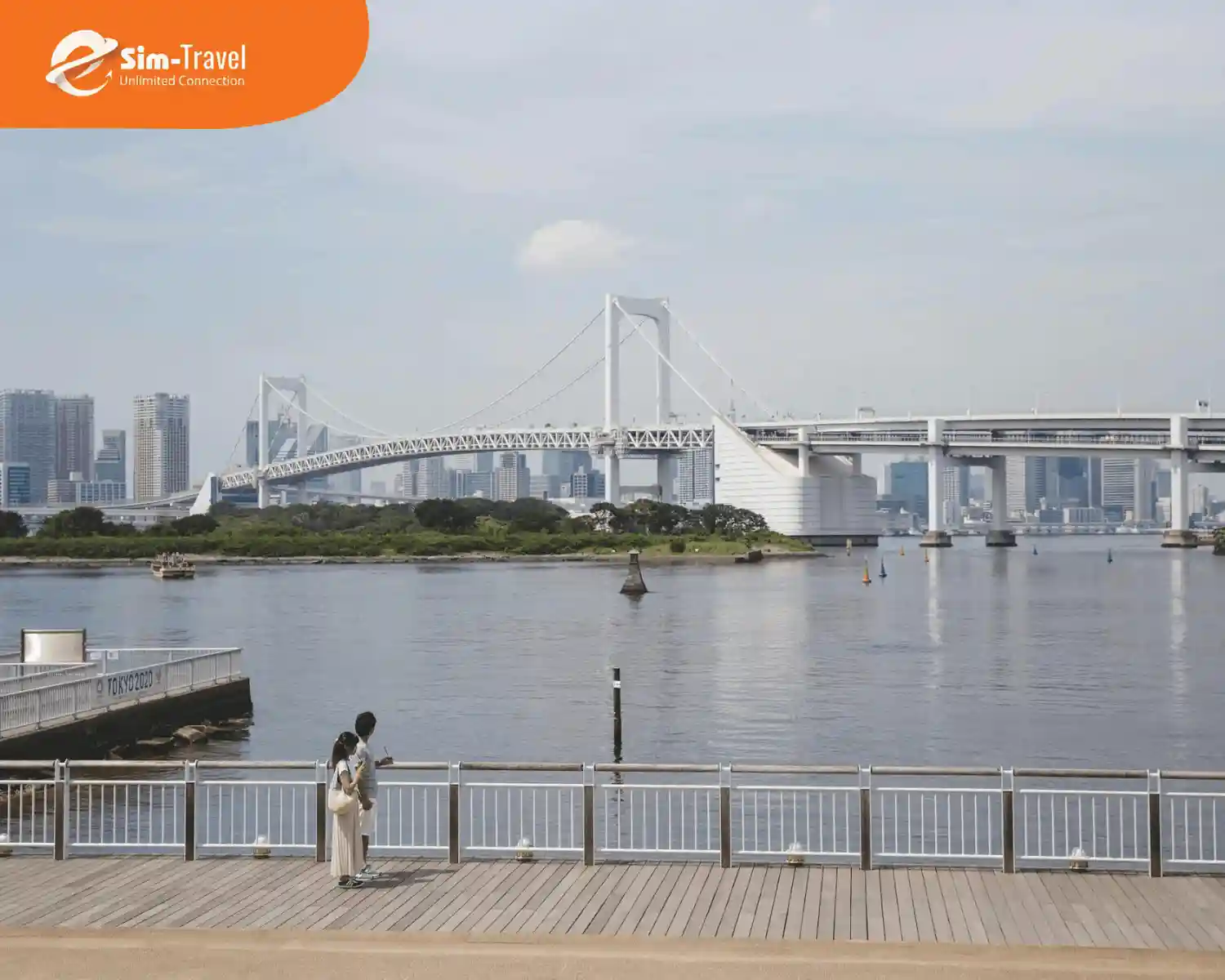 Thong thả tản bộ dọc bờ sông ở Tokyo