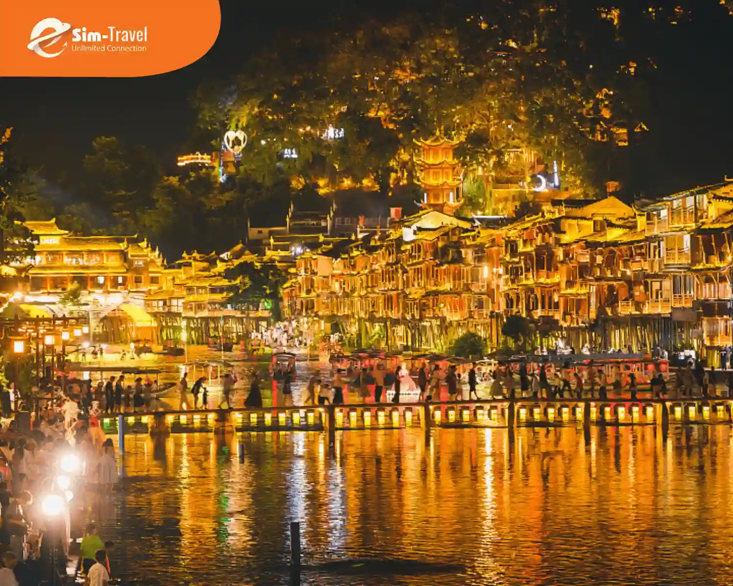 Ánh đèn lung linh sáng rực ở Phượng Hoàng Cổ Trấn