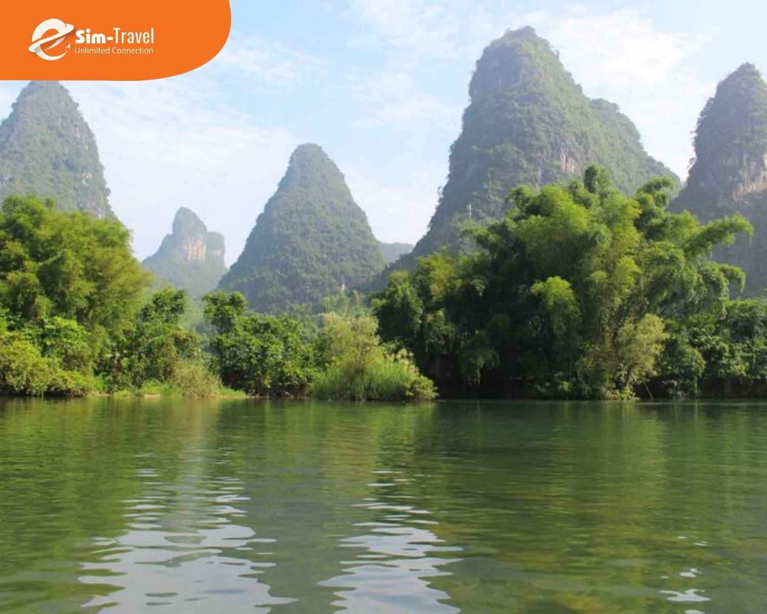 Dương S&oacute;c chạm v&agrave;o b&igrave;nh y&ecirc;n giữa n&uacute;i non s&ocirc;ng nước