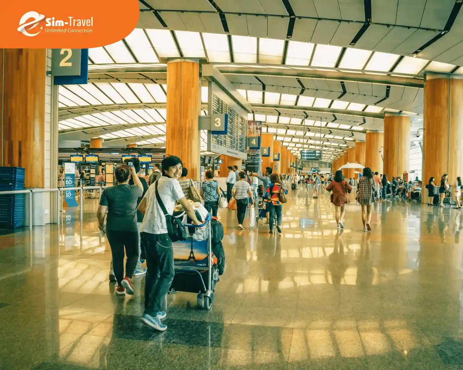 Khu vực sân bay có các cửa hàng miễn thuế với đa dạng quà tặng 