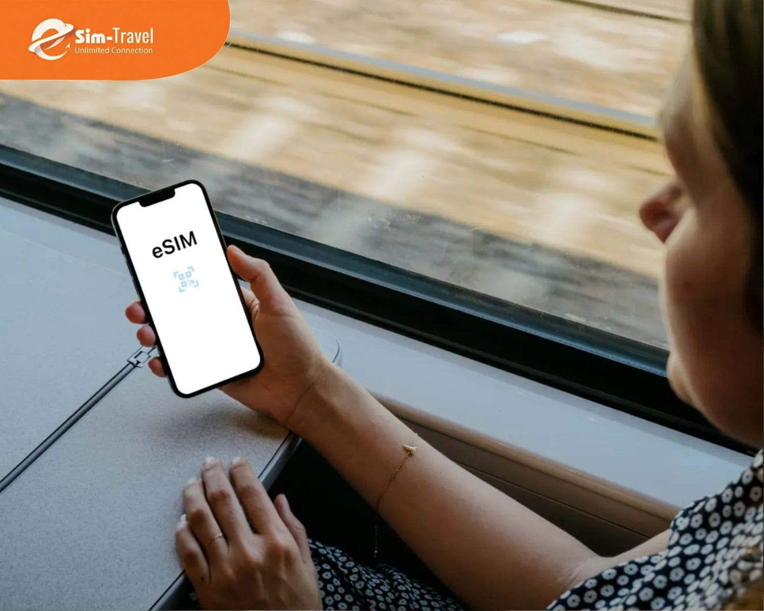 Qu&eacute;t m&atilde; QR k&iacute;ch hoạt eSIM nhanh ch&oacute;ng ngay khi hạ c&aacute;nh tại s&acirc;n bay H&agrave;m Dương.