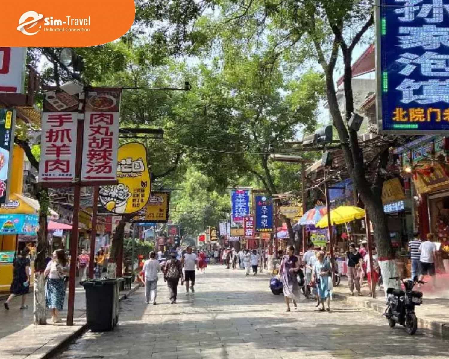 Khu phố Hồi gi&aacute;o sầm sũất lu&ocirc;n tấp nập kh&aacute;ch tham quan v&agrave; thưởng thức ẩm thực.