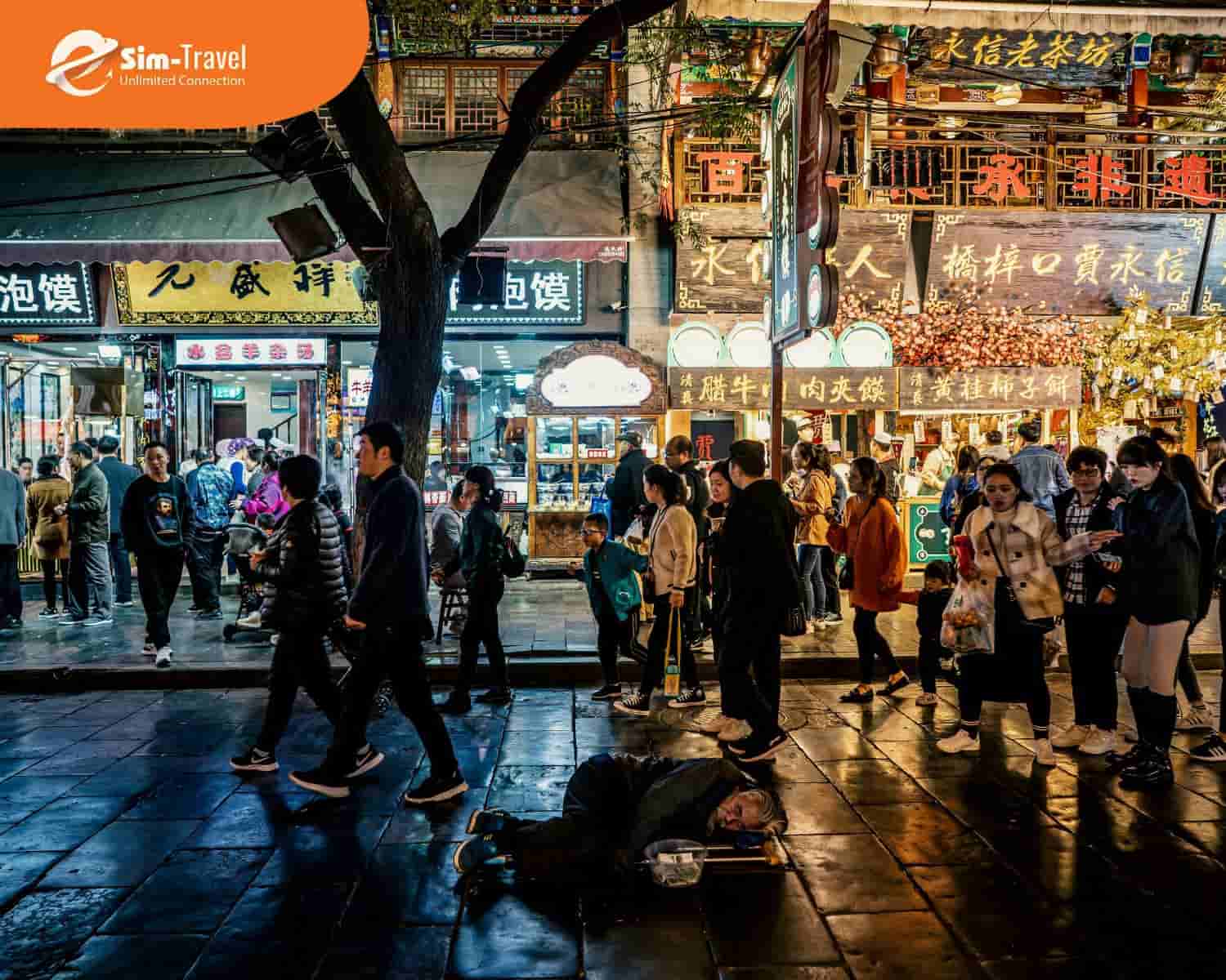 Đi chợ đêm, thưởng thức ẩm thực đường phố là hoạt động không thể thiếu khi tới Tây An