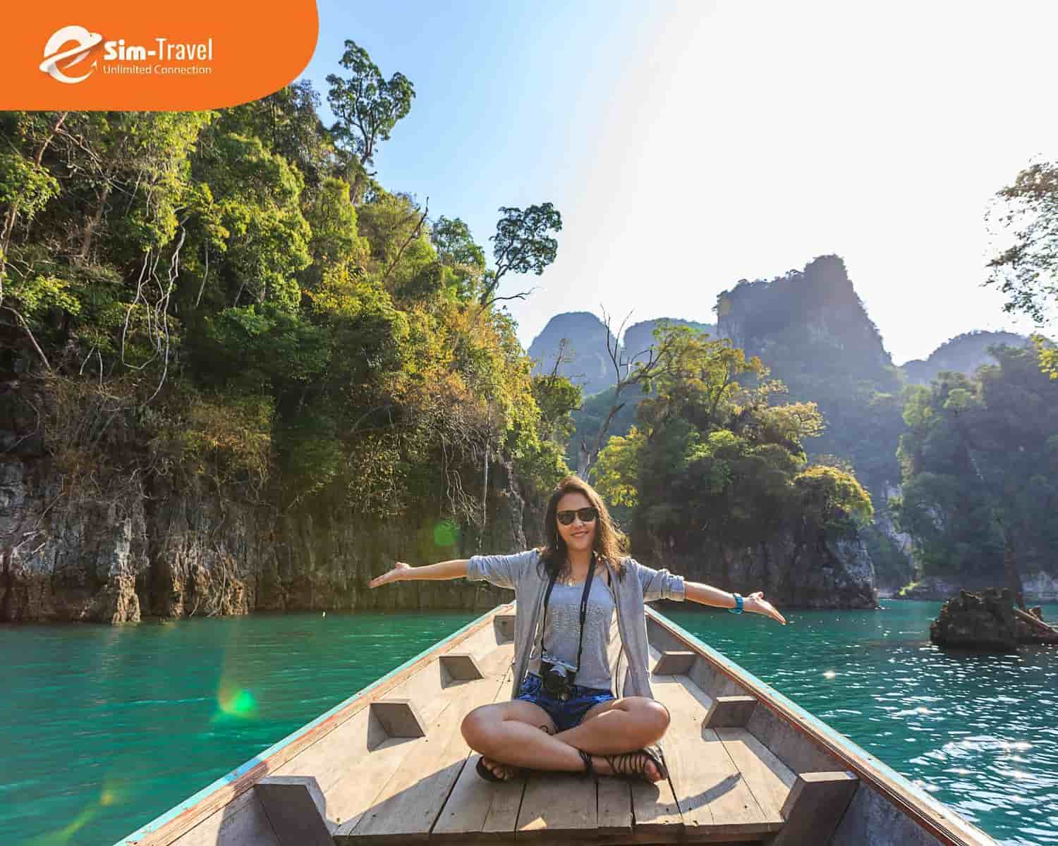 Du khách trải nghiệm đi thuyền khám phá thiên nhiên ở Thái Lan