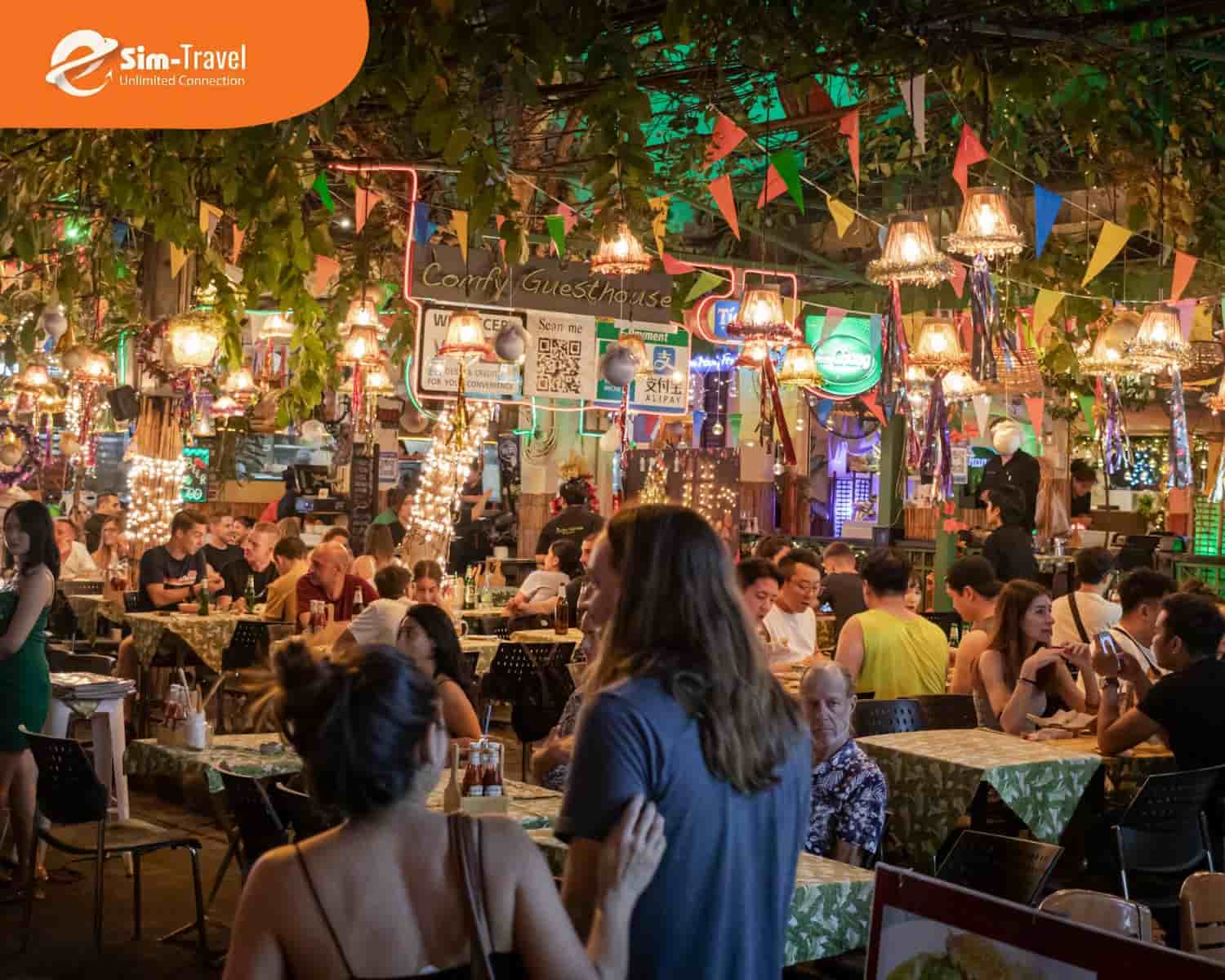 Ưu tiên quán ăn địa phương để vừa tiết kiệm vừa thưởng thức hương vị ẩm thực truyền thống Thái Lan