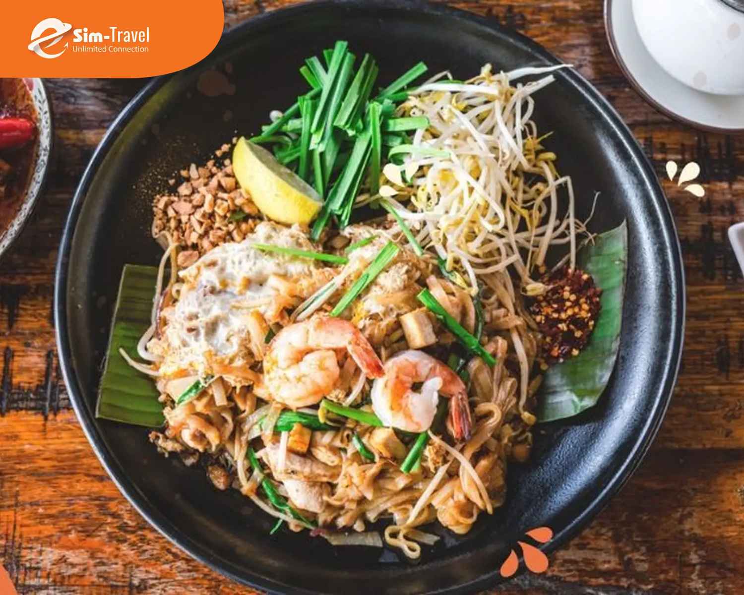 Pad Th&aacute;i l&agrave; m&oacute;n m&igrave; x&agrave;o nổi tiếng của Th&aacute;i Lan với hương vị chua ngọt h&agrave;i h&ograve;a