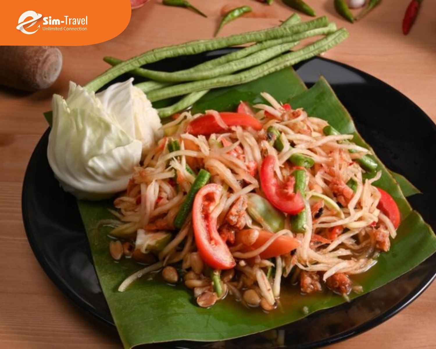 Som Tam l&agrave; m&oacute;n gỏi đu đủ xanh đặc trưng của Th&aacute;i Lan với hương vị chua, cay, mặn, ngọt h&ograve;a quyện