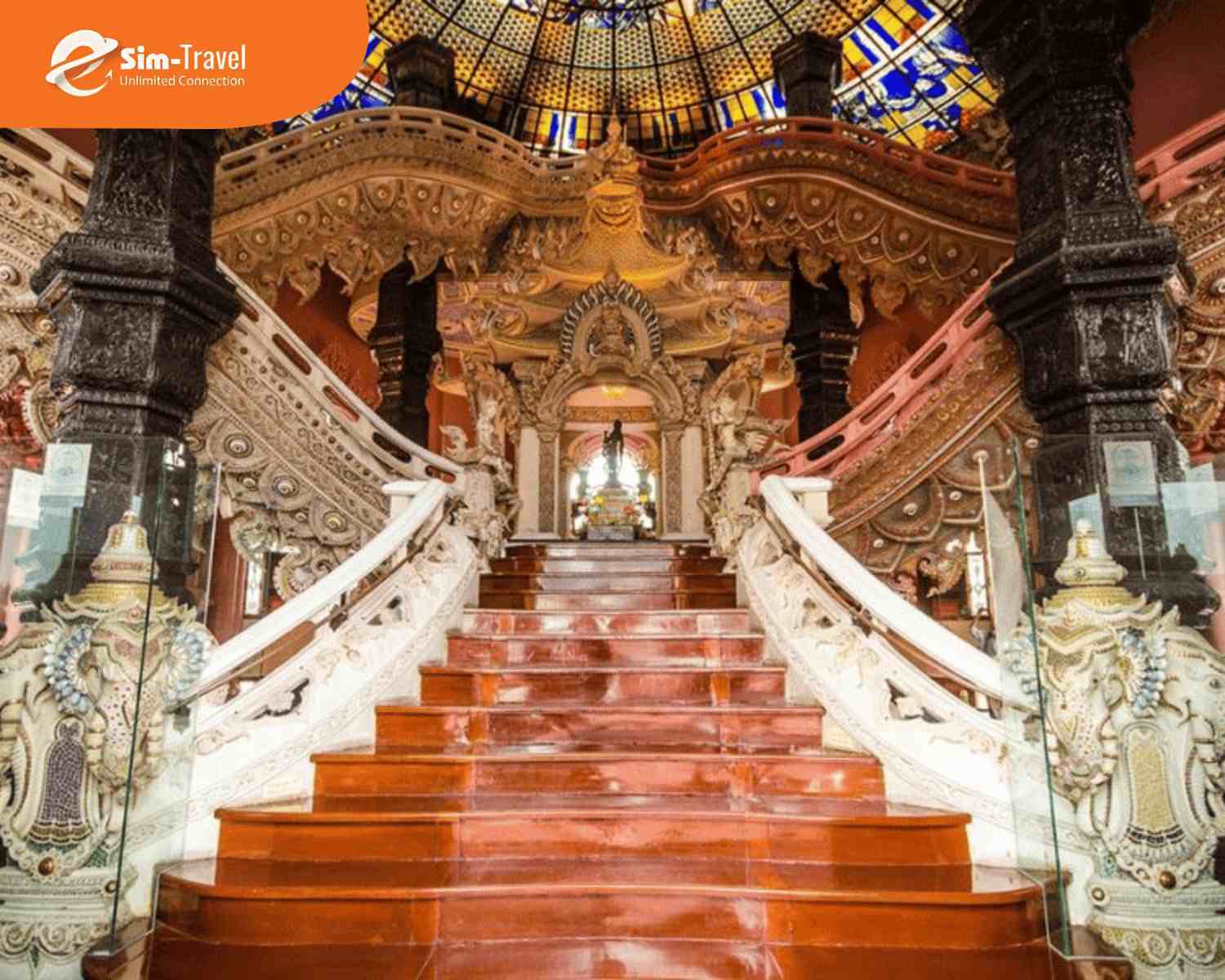 Bảo t&agrave;ng Erawan nổi bật với tượng voi ba đầu khổng lồ v&agrave; kh&ocirc;ng gian nghệ thuật mang đậm t&iacute;nh t&acirc;m linh