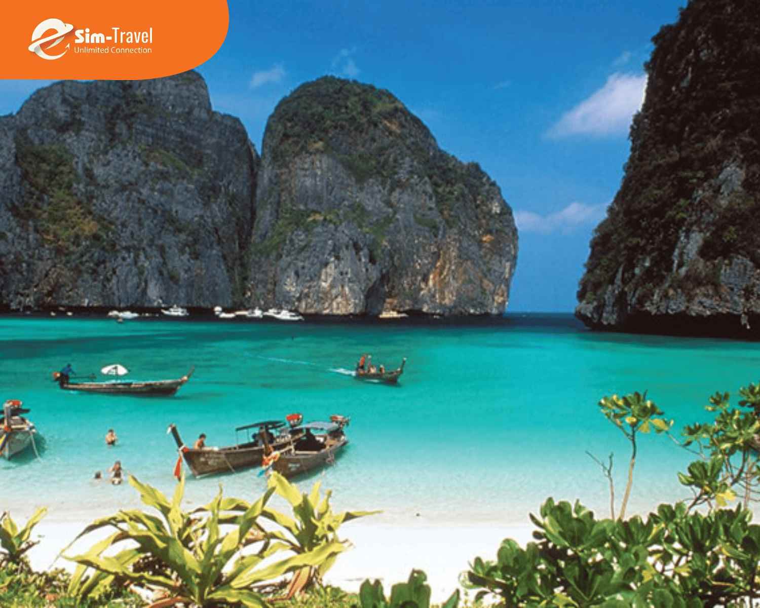 Đảo Phi Phi nổi tiếng với l&agrave;n nước xanh ngọc, v&aacute;ch đ&aacute; v&ocirc;i v&agrave; cảnh biển đẹp như tranh vẽ