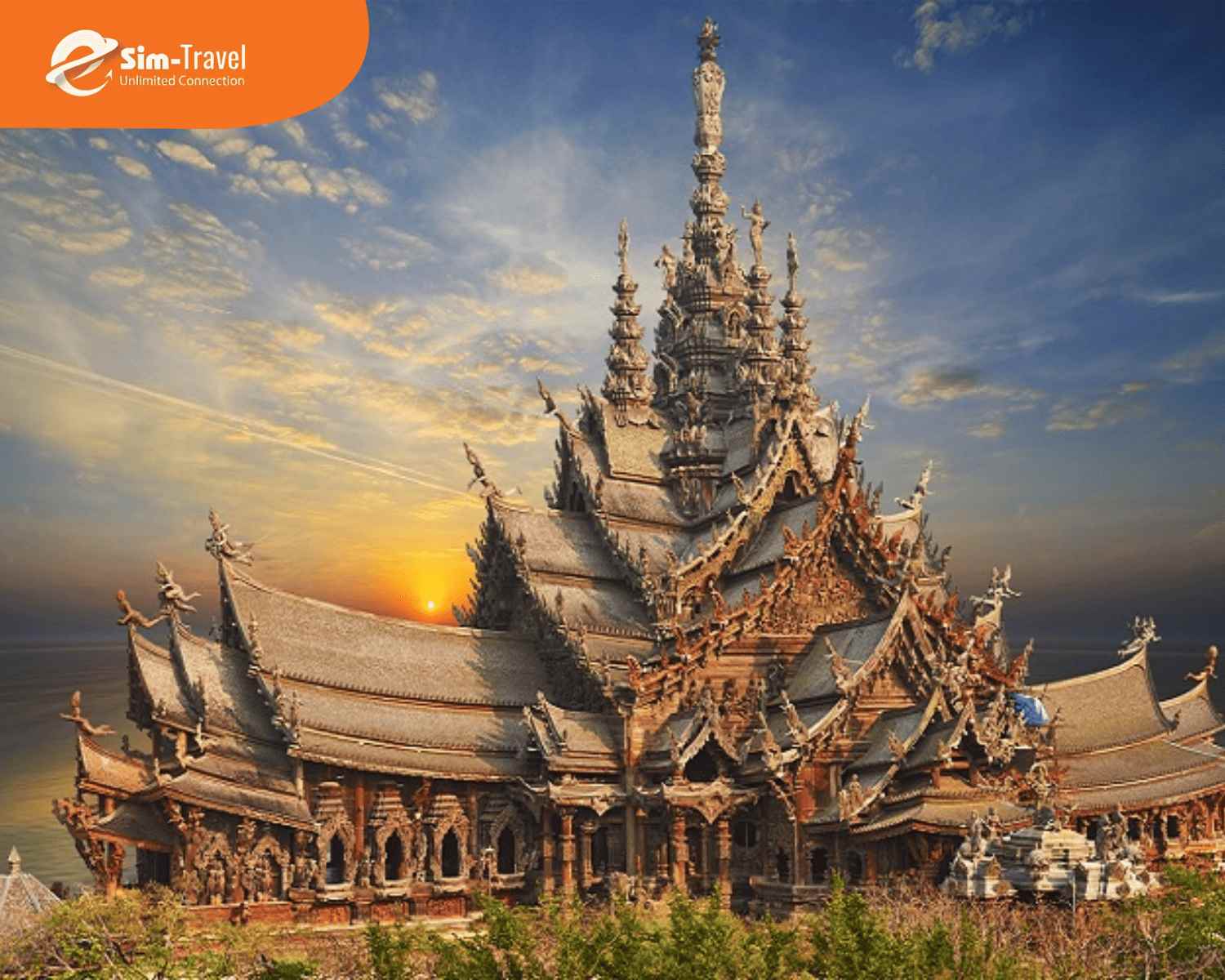 Ng&ocirc;i đền Ch&acirc;n L&yacute; ở Pattaya g&acirc;y ấn tượng với kiến tr&uacute;c gỗ chạm khắc tinh xảo b&ecirc;n bờ biển