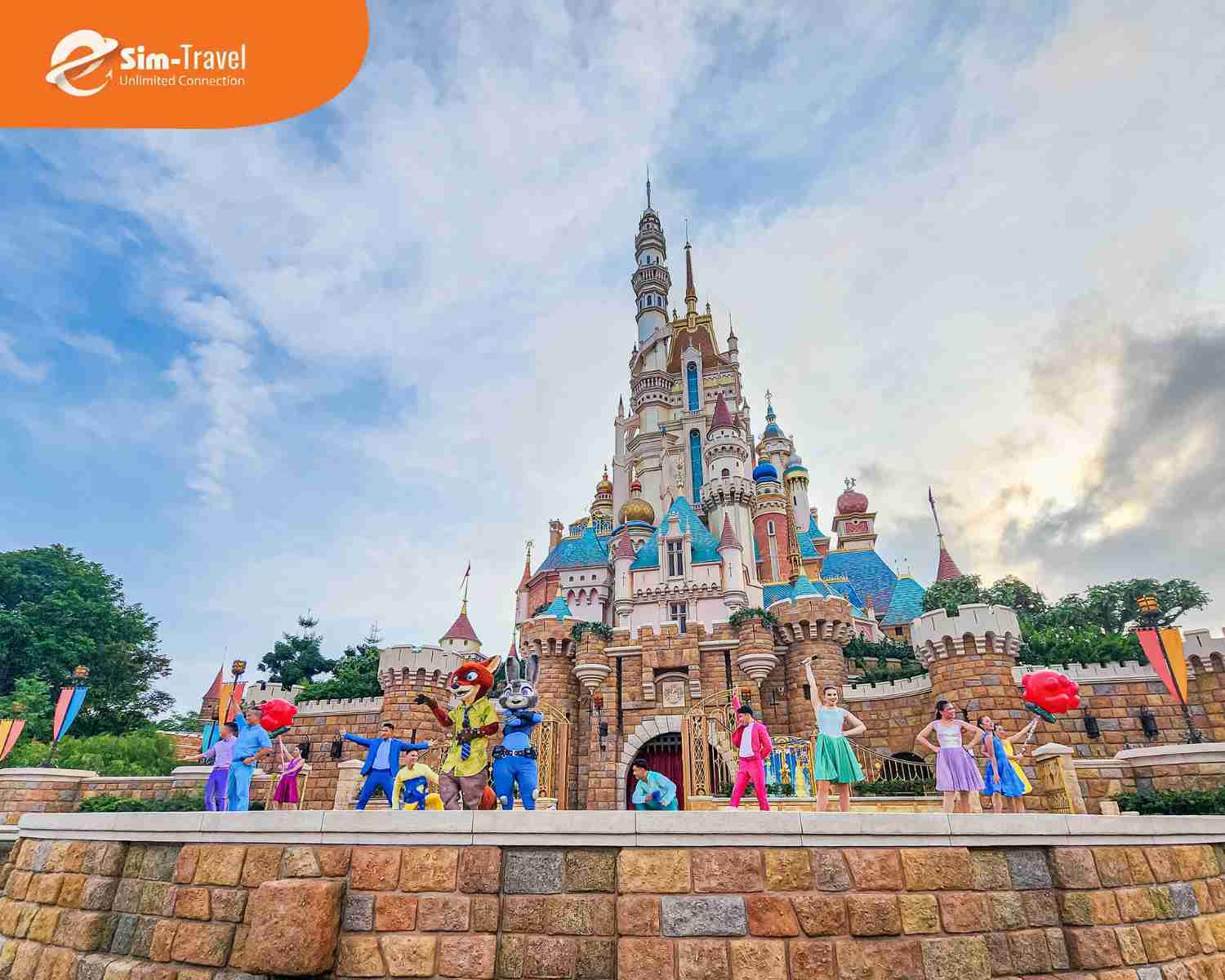 Hong Kong Disneyland nổi bật với kh&ocirc;ng gian giải tr&iacute; s&ocirc;i động v&agrave; thế giới Disney đầy m&agrave;u sắc