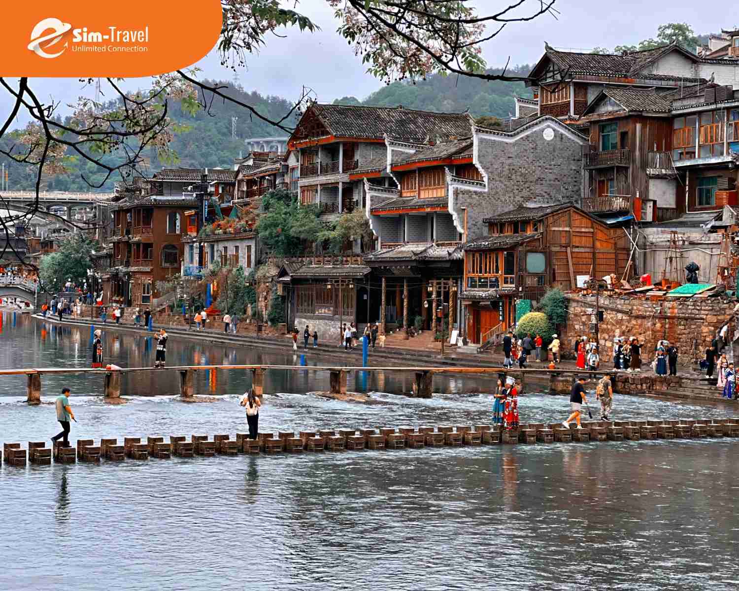 Phượng Ho&agrave;ng Cổ Trấn cuốn h&uacute;t với khung cảnh cổ k&iacute;nh, nh&agrave; gỗ ven s&ocirc;ng