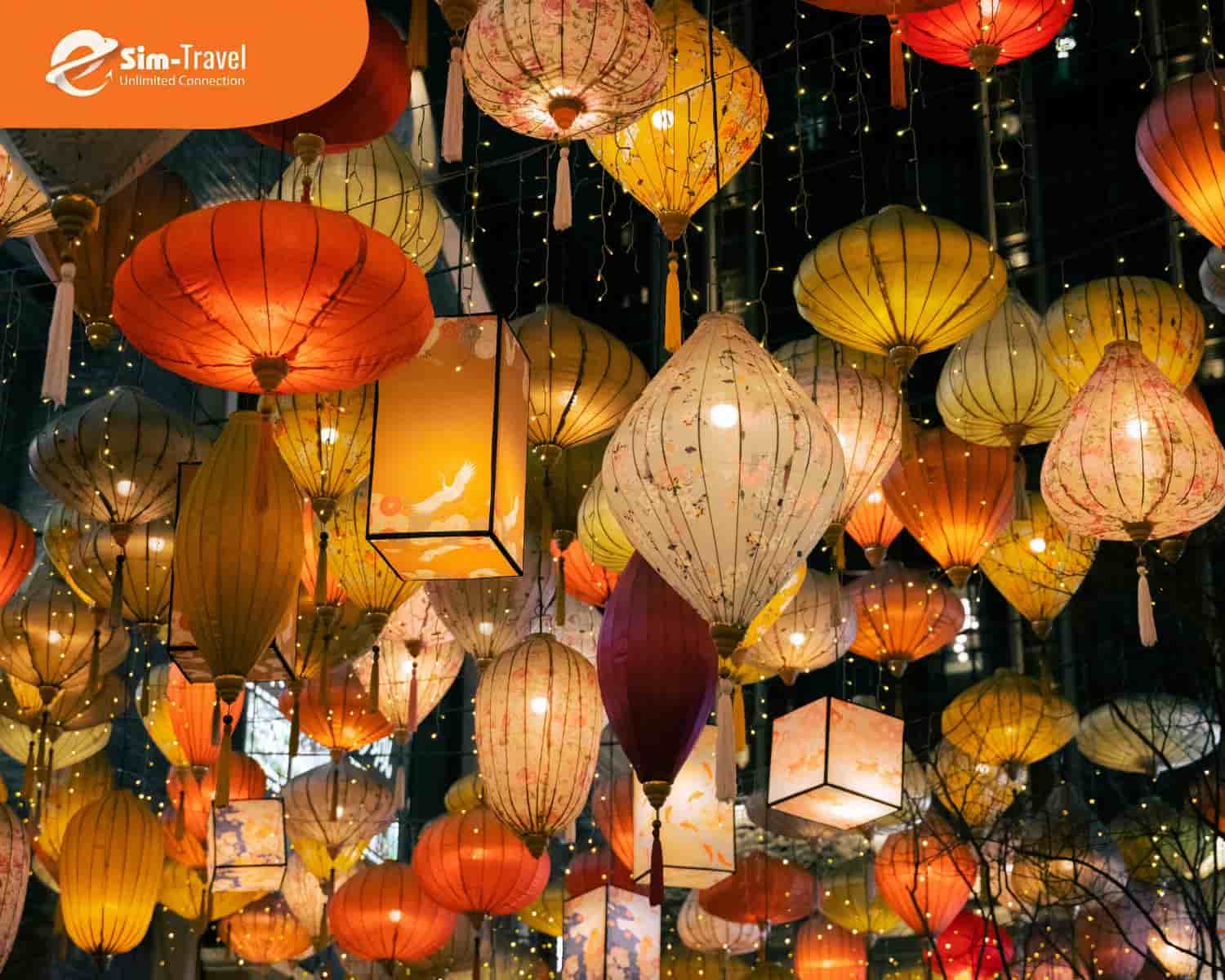 Những chiếc đèn lồng rực rỡ sắc màu tạo nên khung cảnh lung linh huyền ảo