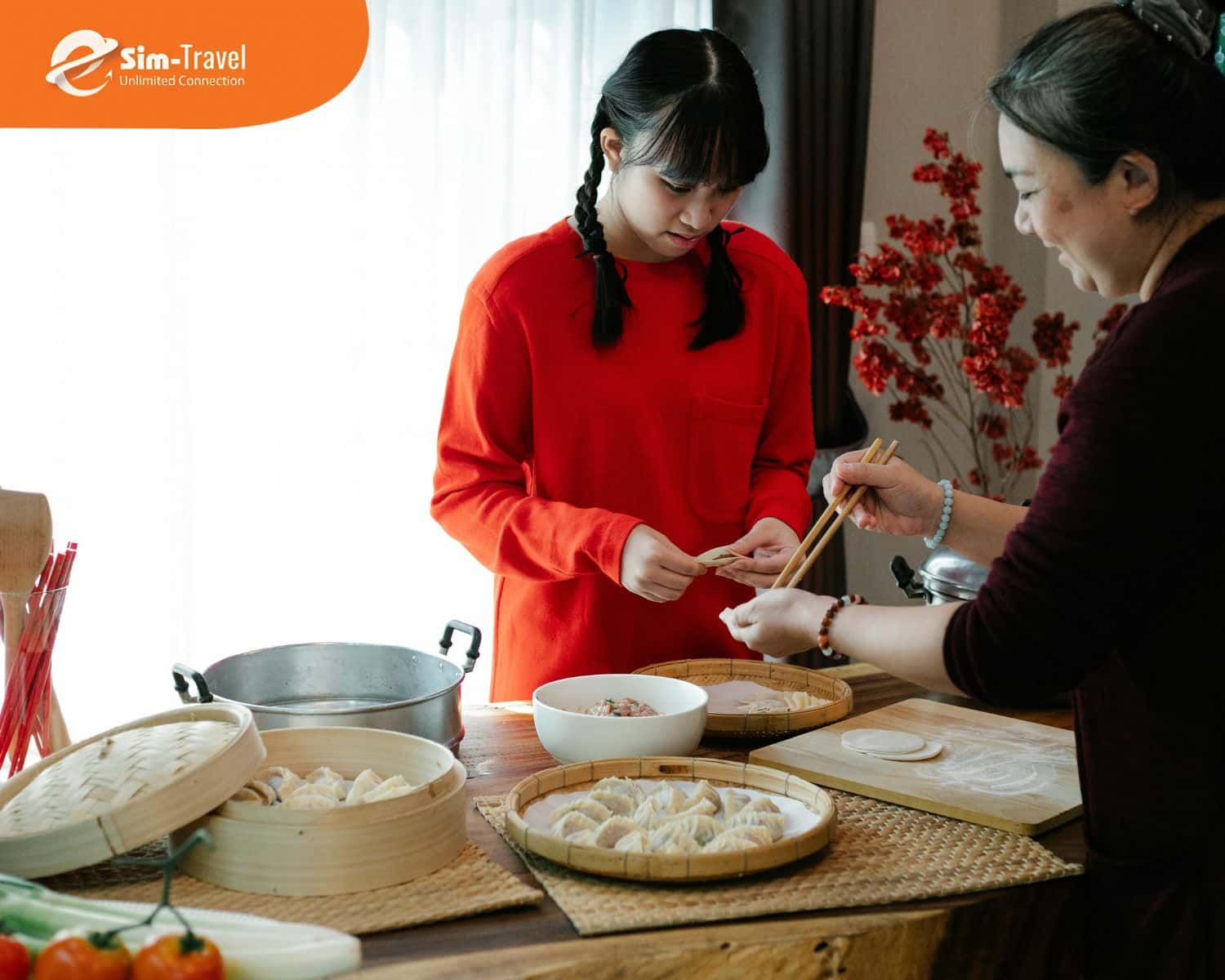 Ngày Tết ở Trung Quốc người dân quây quần gói sủi cảo tạo khung cảnh ấm áp, yên bình