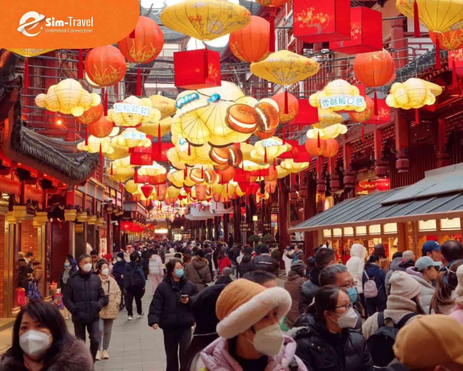 Dạo phố thưởng thức các món ăn đặc trưng và hoà mình vào không khí Tết nhộn nhịp mang lại trải nghiệm khó quên cho du khách