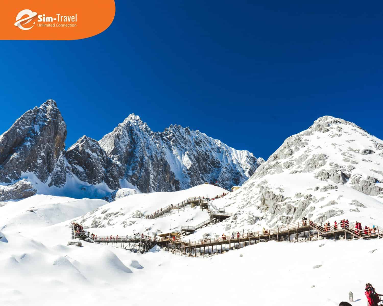 Sự kết hợp giữa văn hóa cổ và thiên nhiên kỳ vĩ khiến Lệ Giang trở thành điểm đến hấp dẫn dịp xuân