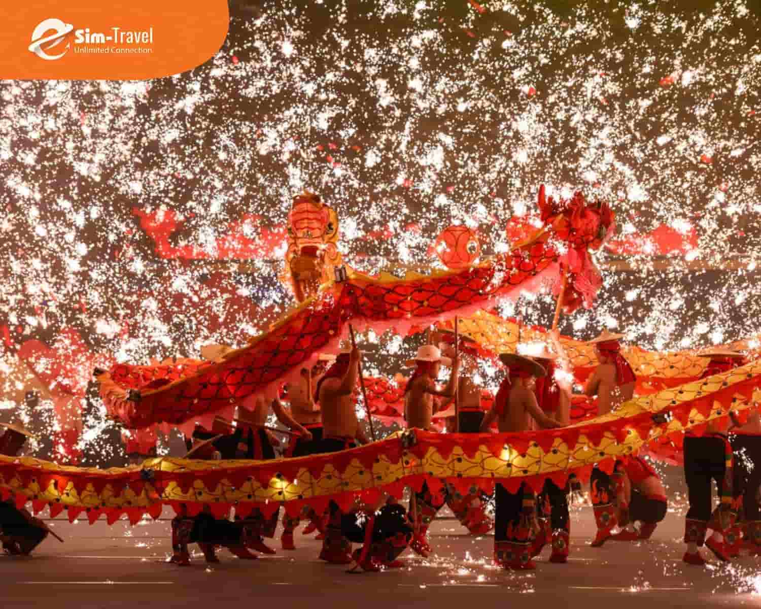 Khung cảnh múa rồng sôi động mang đến trải nghiệm thị giác mãn nhãn