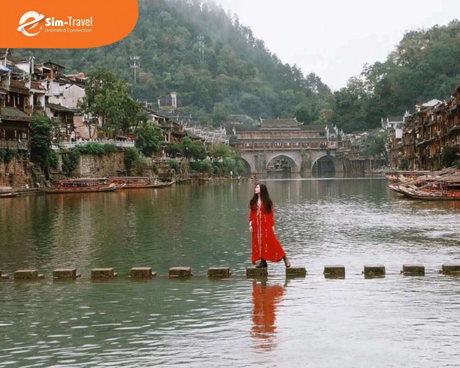 Thị trấn cổ y&ecirc;n b&igrave;nh b&ecirc;n d&ograve;ng s&ocirc;ng, nhuốm m&agrave;u thu dịu nhẹ.