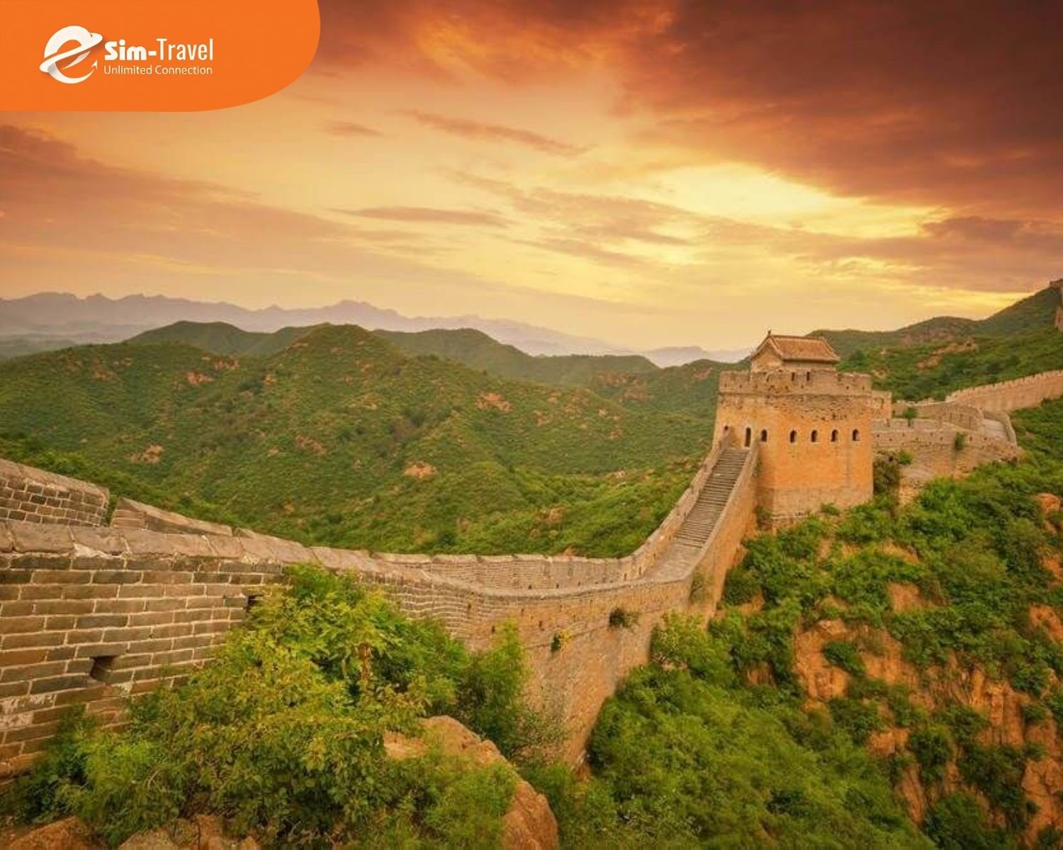 C&ocirc;ng tr&igrave;nh cổ nổi bật giữa khung cảnh thu v&agrave;ng